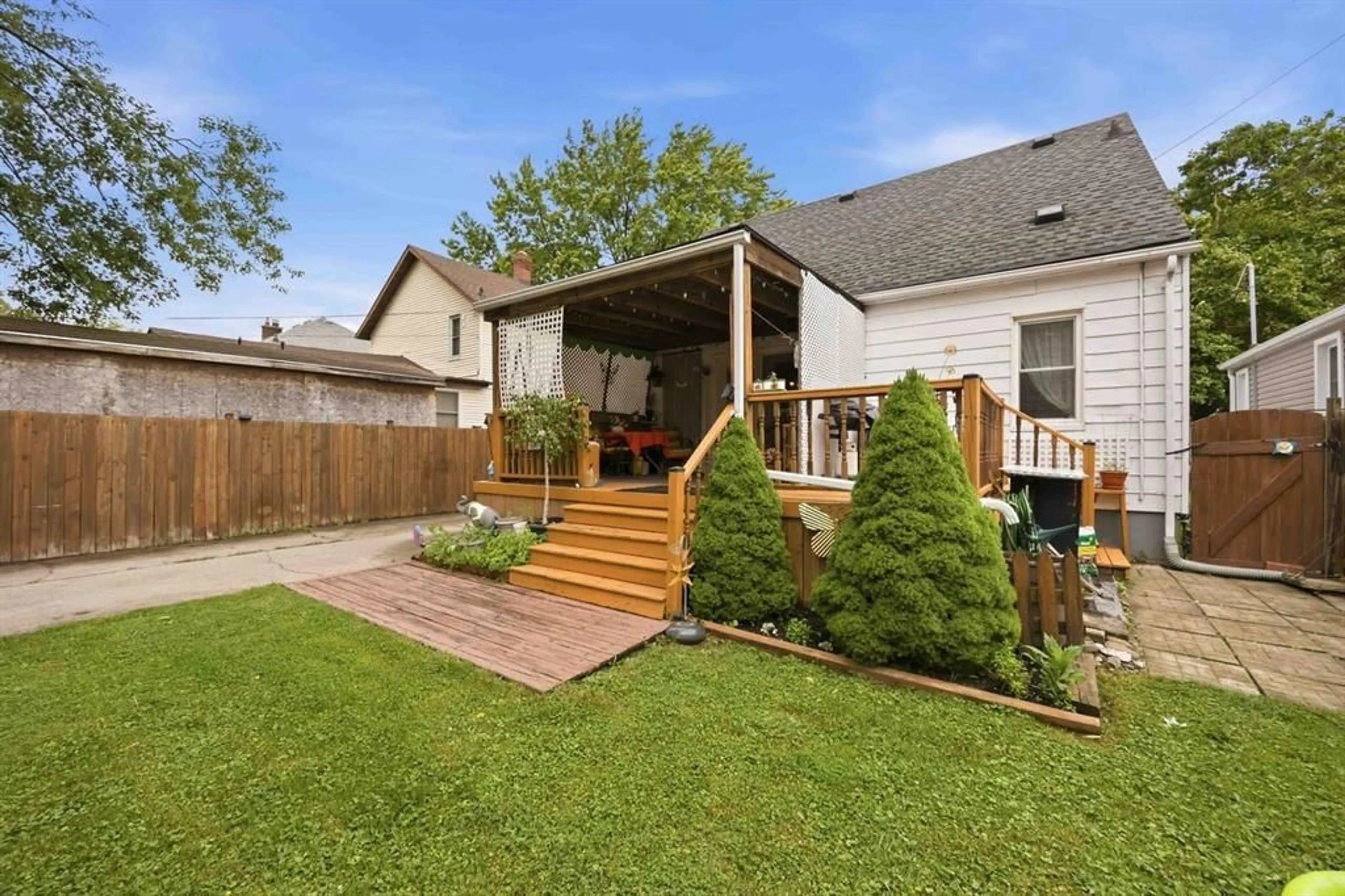 Unknown for 267 Ross Ave, Sarnia Ontario N7T 1K1