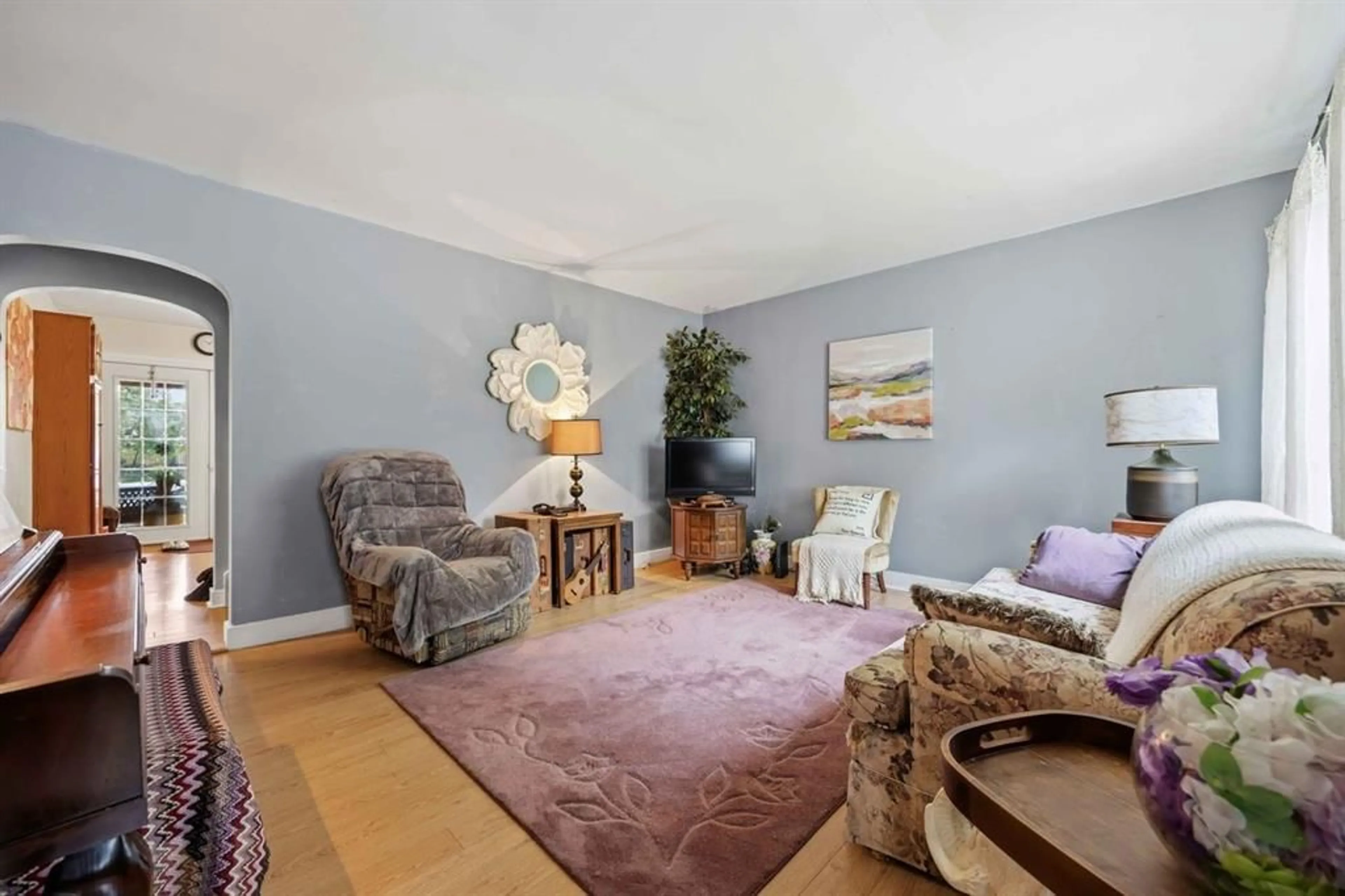 Living room with furniture, carpet floor for 267 Ross Ave, Sarnia Ontario N7T 1K1