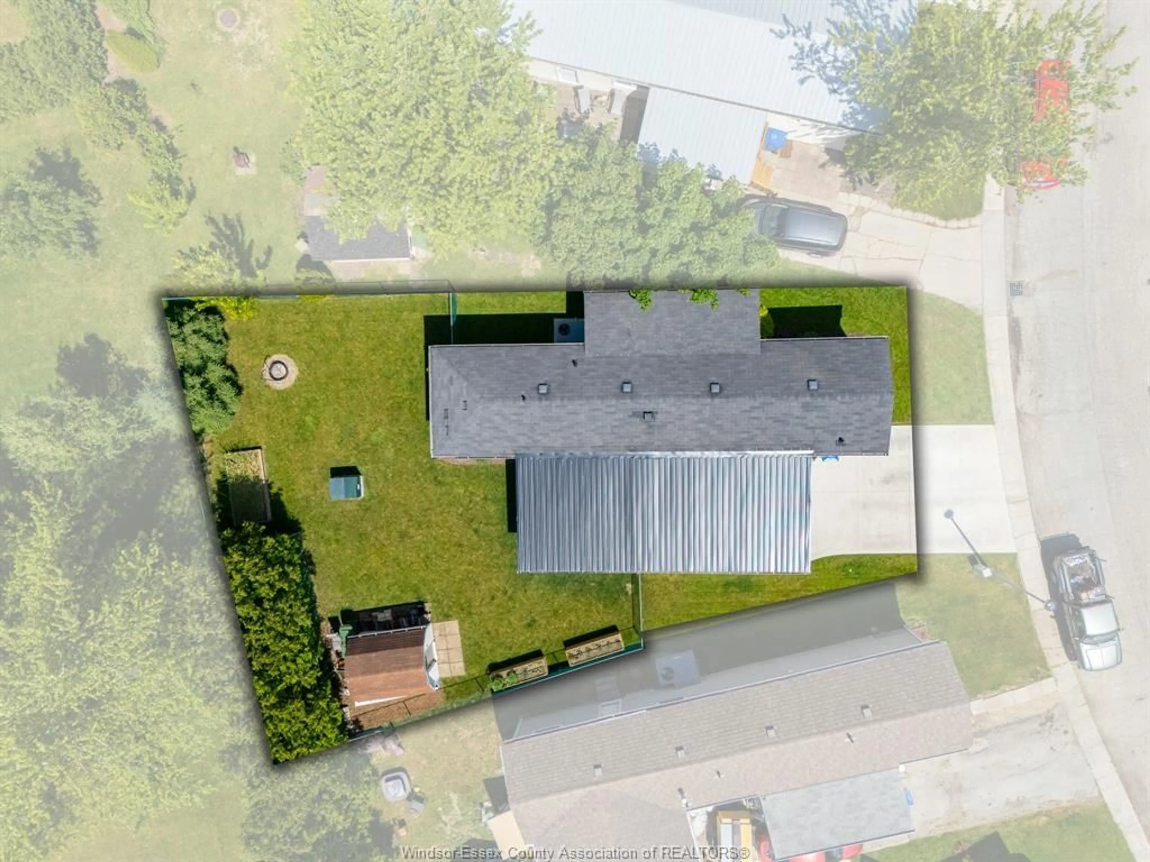 A pic from outside/outdoor area/front of a property/back of a property/a pic from drone, street for 31 DANA Dr, Essex Ontario N8M 1Z1