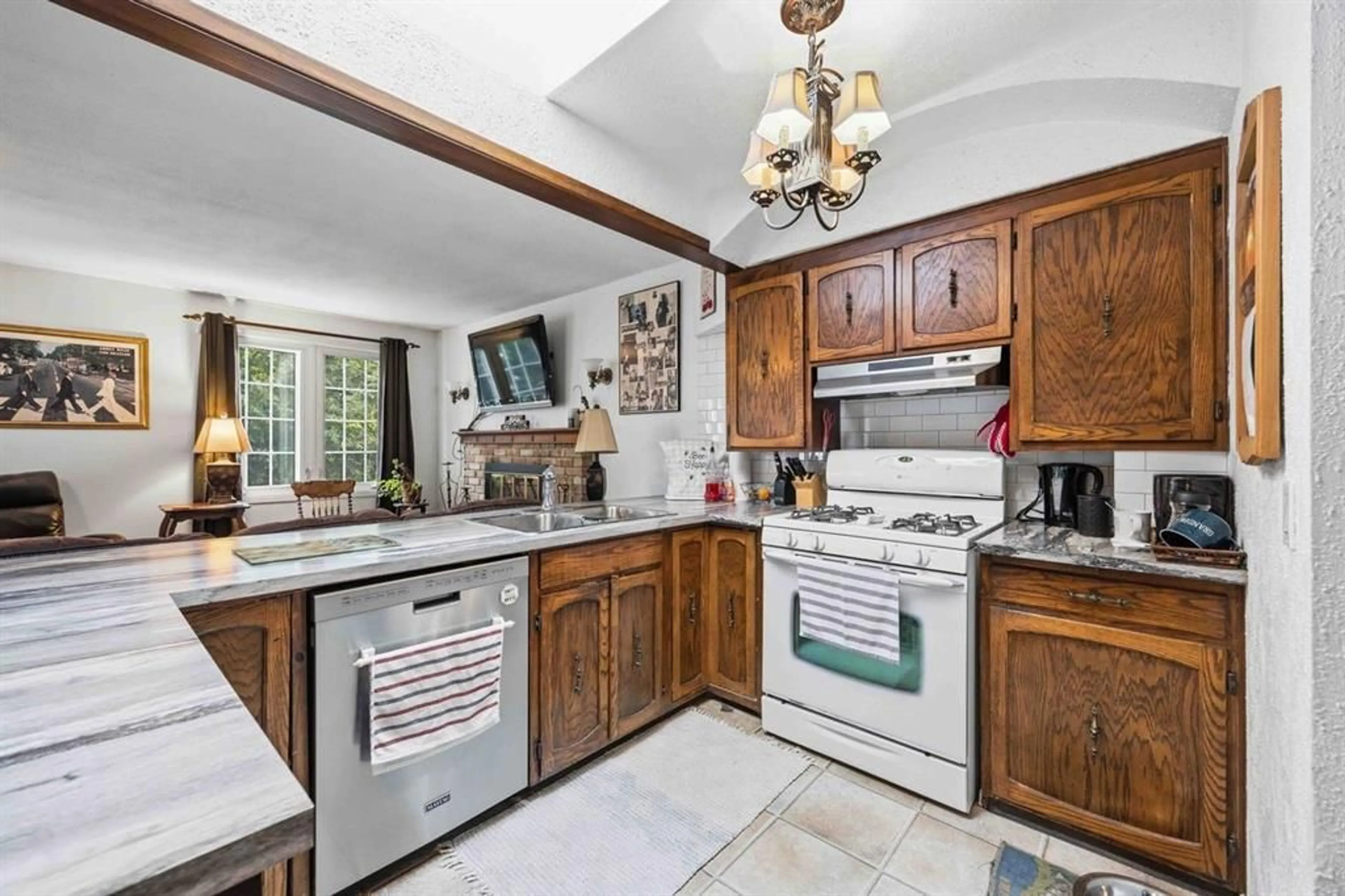 Standard kitchen, ceramic/tile floor for 1207 Echo Rd, Sarnia Ontario N7S 3K2