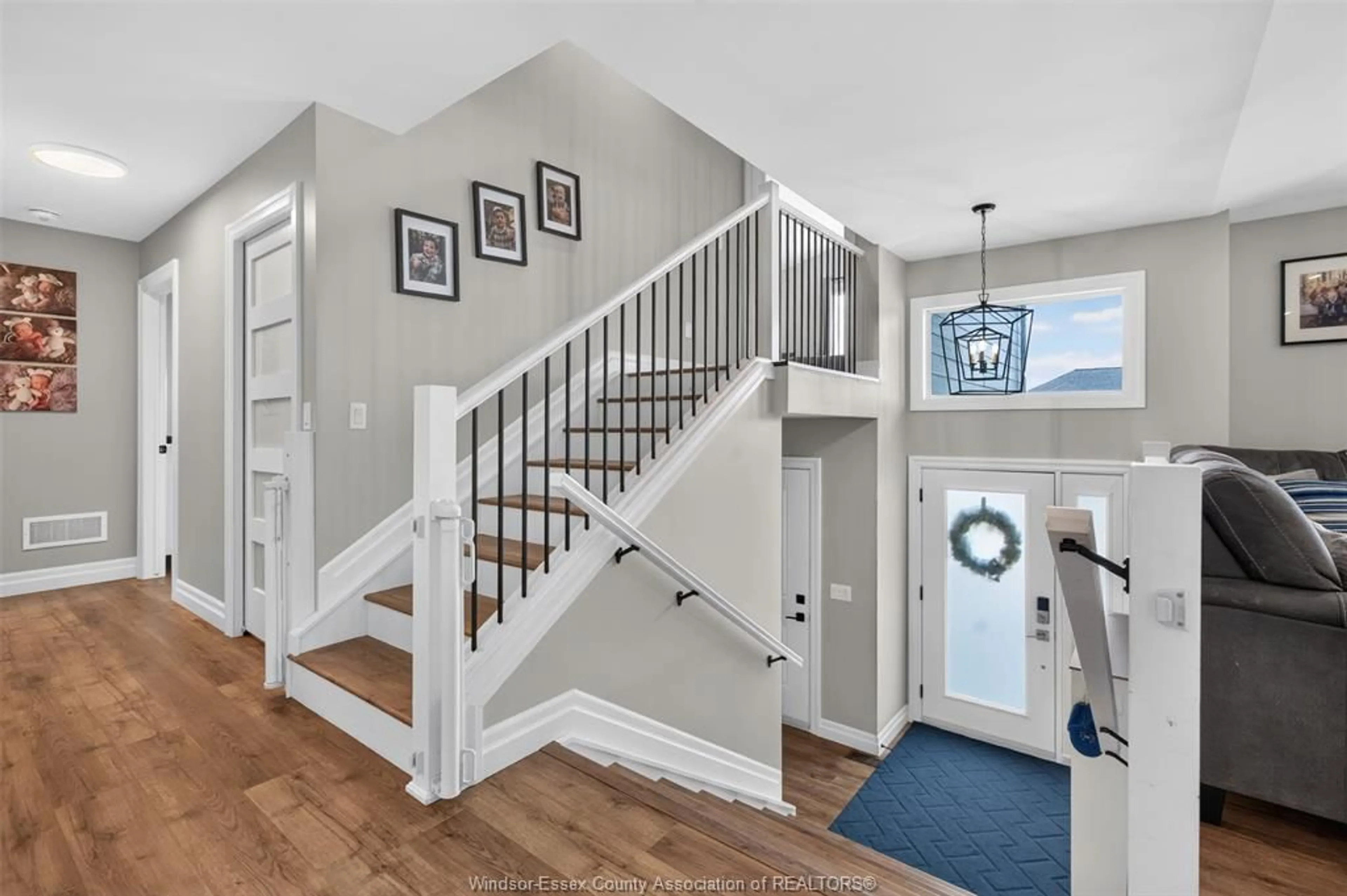 Indoor entryway for 41 Belleview Drive, Cottam Ontario N0R 1B0