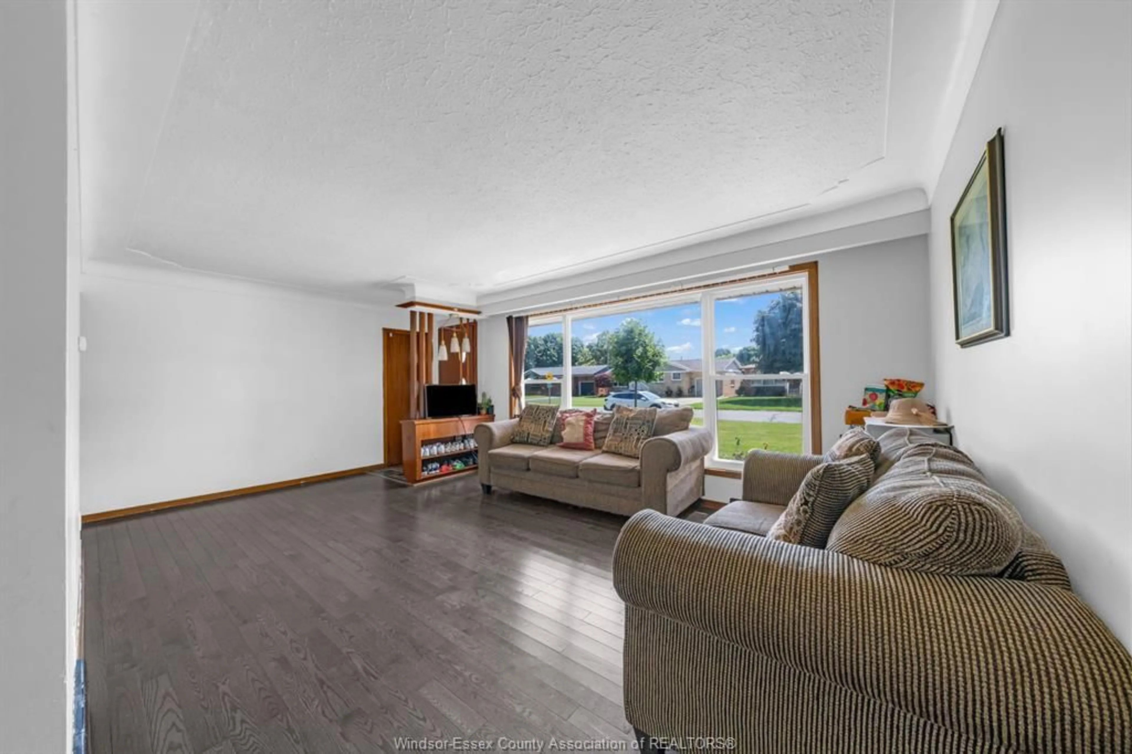 Living room with furniture, wood/laminate floor for 71 Danforth Ave, Leamington Ontario N8H 2P8