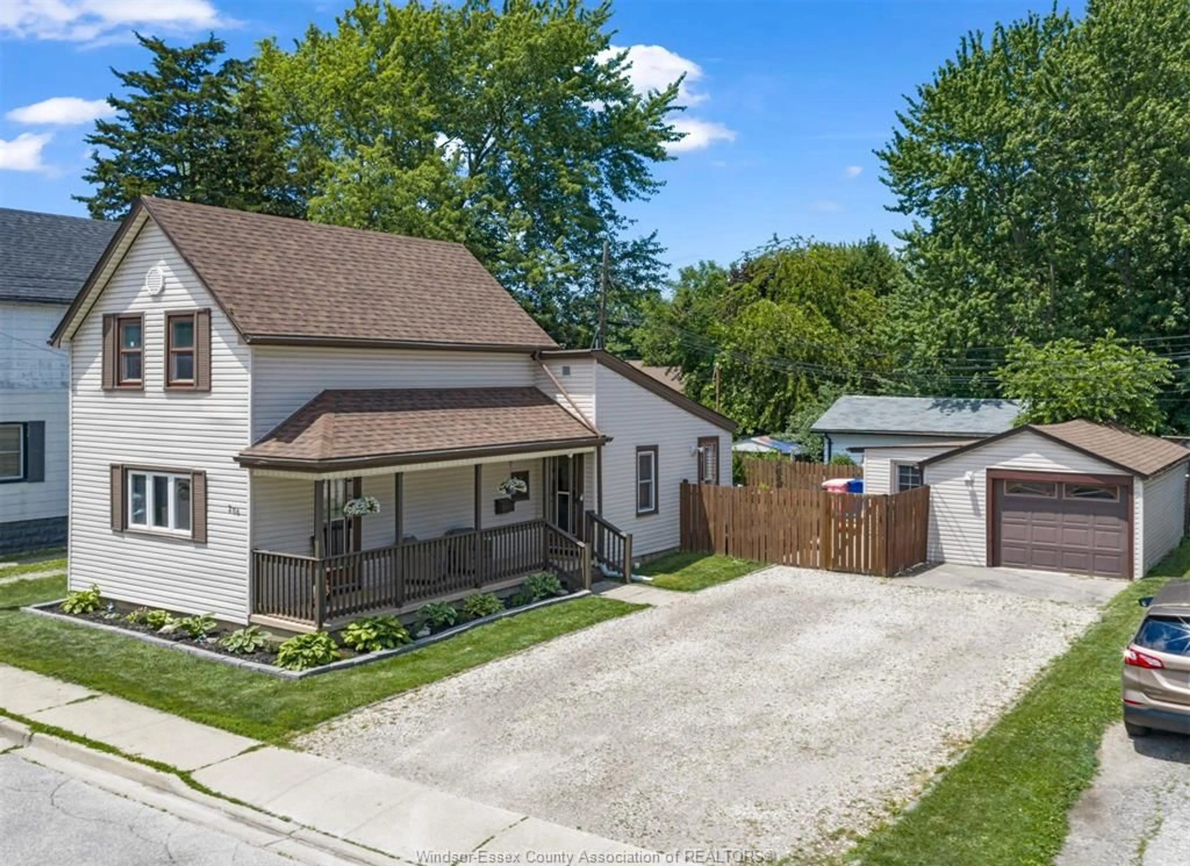 A pic from outside/outdoor area/front of a property/back of a property/a pic from drone, street for 200 GORE St, Amherstburg Ontario N9V 1L4