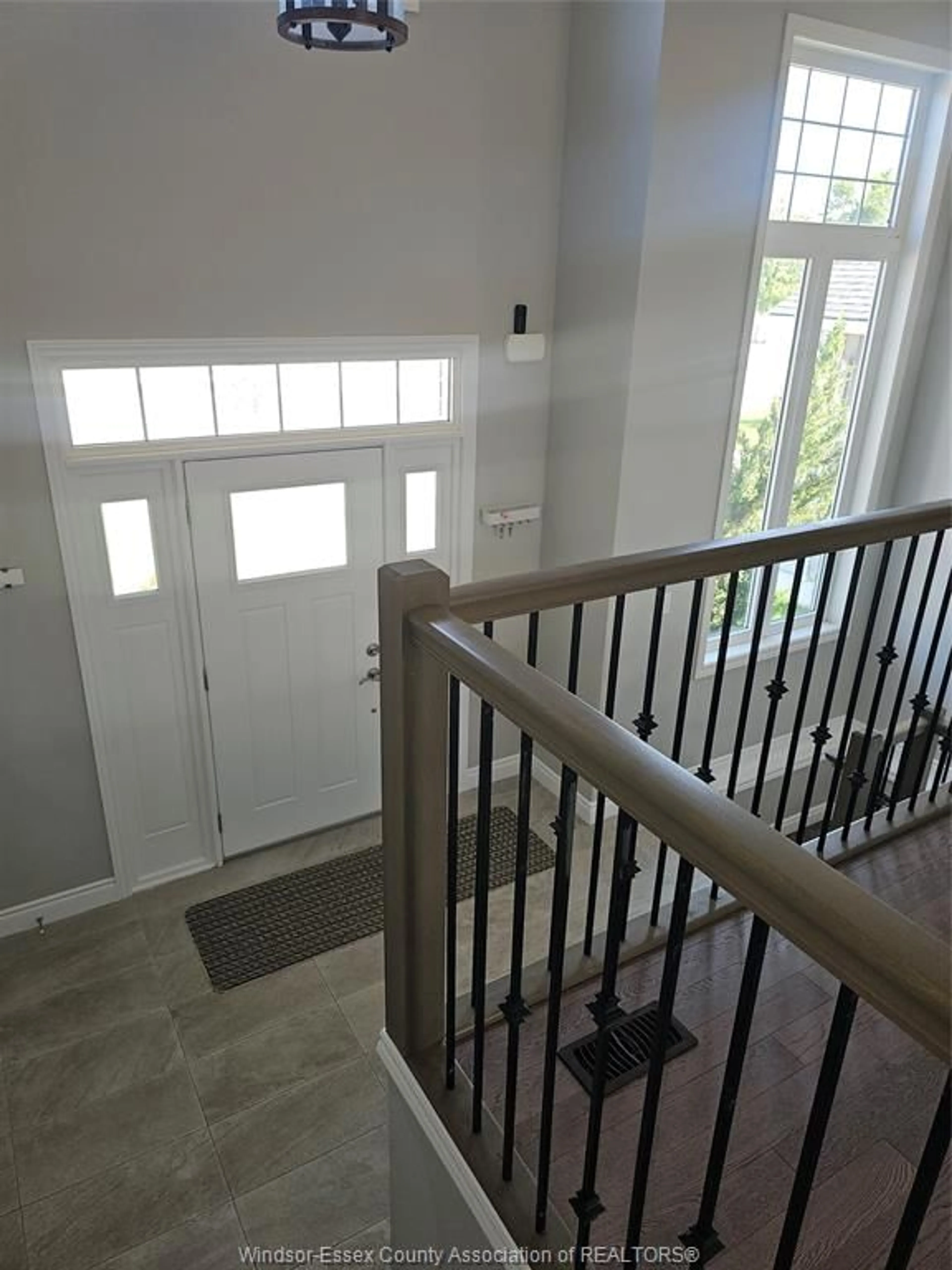 Indoor entryway for 192 LENNOX Ave, Essex Ontario N8M 0A7