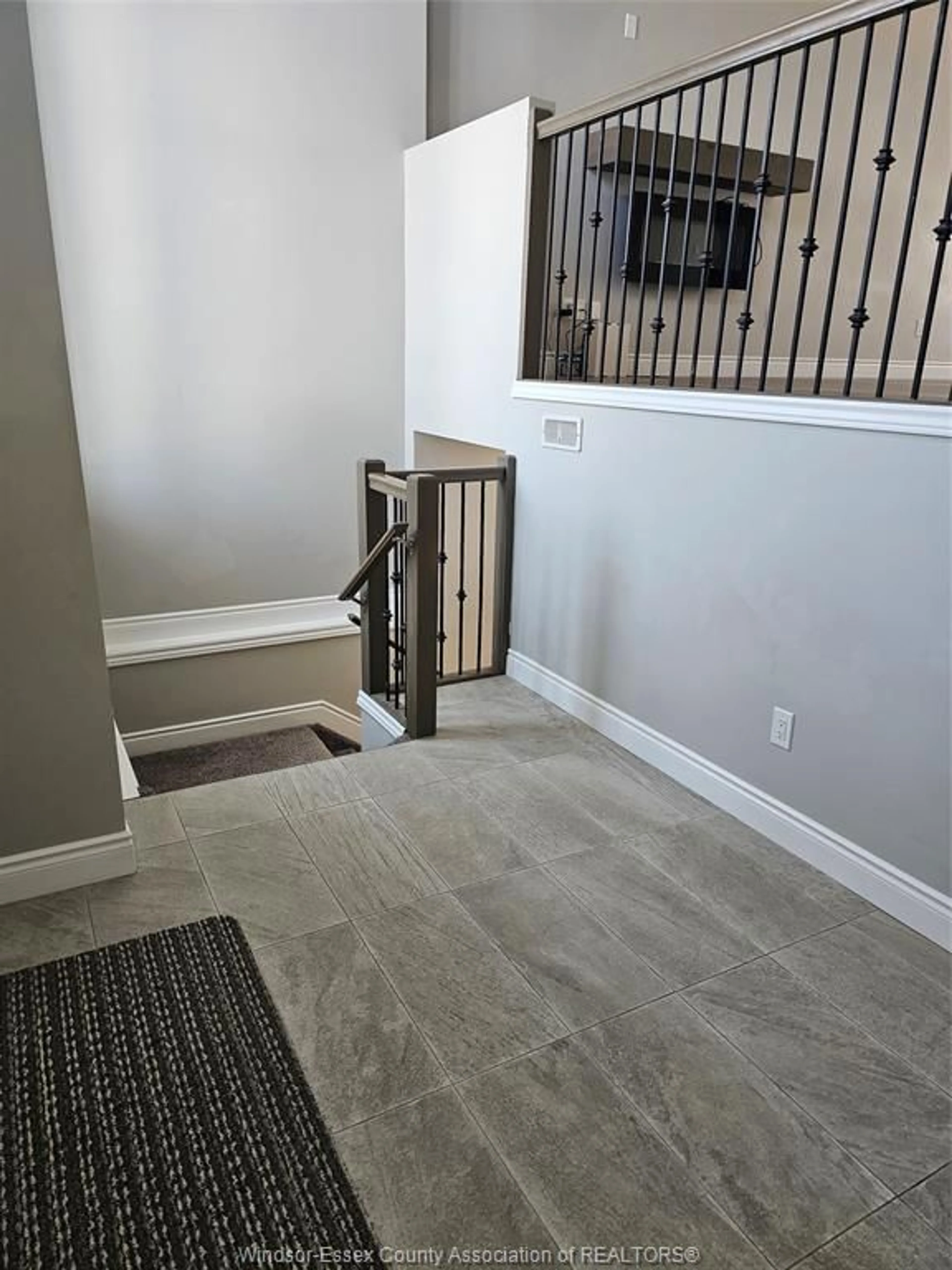 Indoor entryway for 192 LENNOX Ave, Essex Ontario N8M 0A7