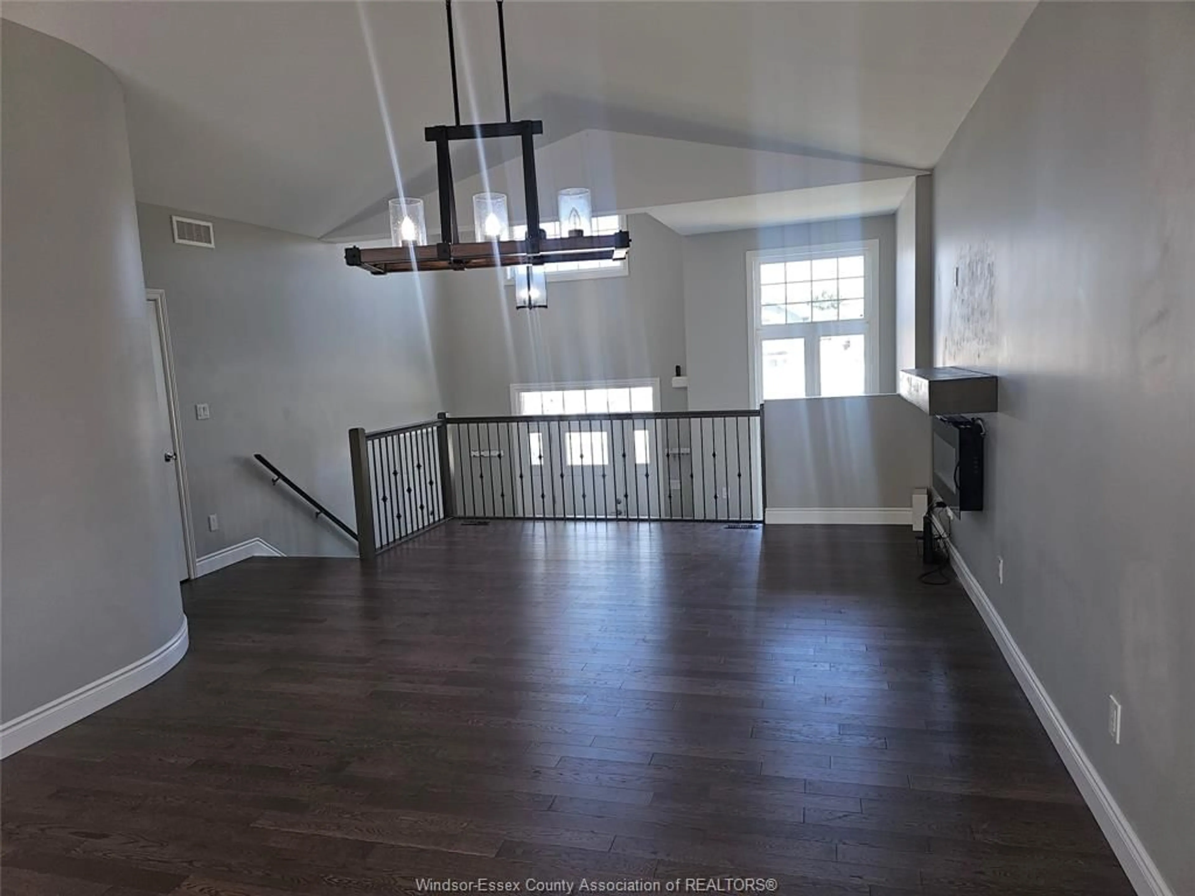 Indoor foyer for 192 LENNOX Ave, Essex Ontario N8M 0A7