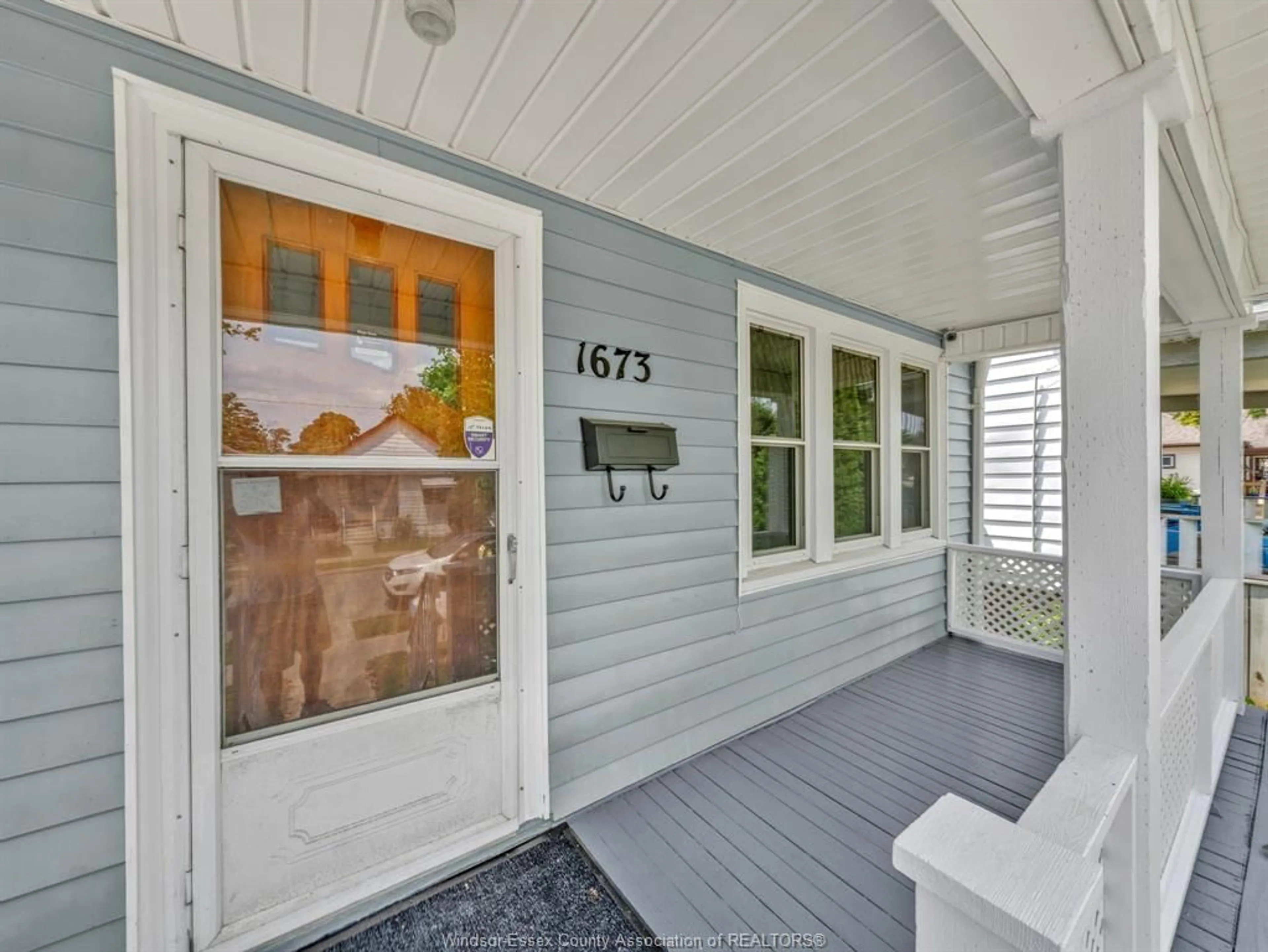 Indoor entryway for 1673 Cadillac St, Windsor Ontario N8Y 2V6