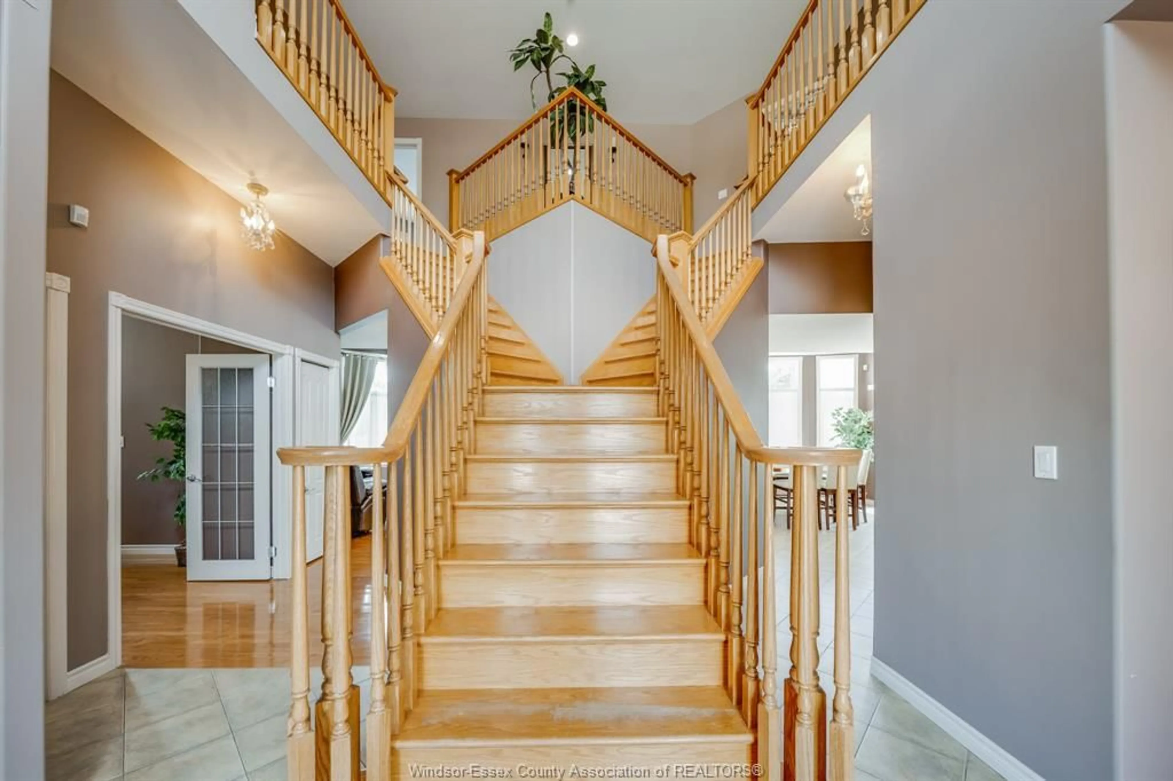 Indoor foyer for 500 CLYDESDALE, Lakeshore Ontario N0R 1A0