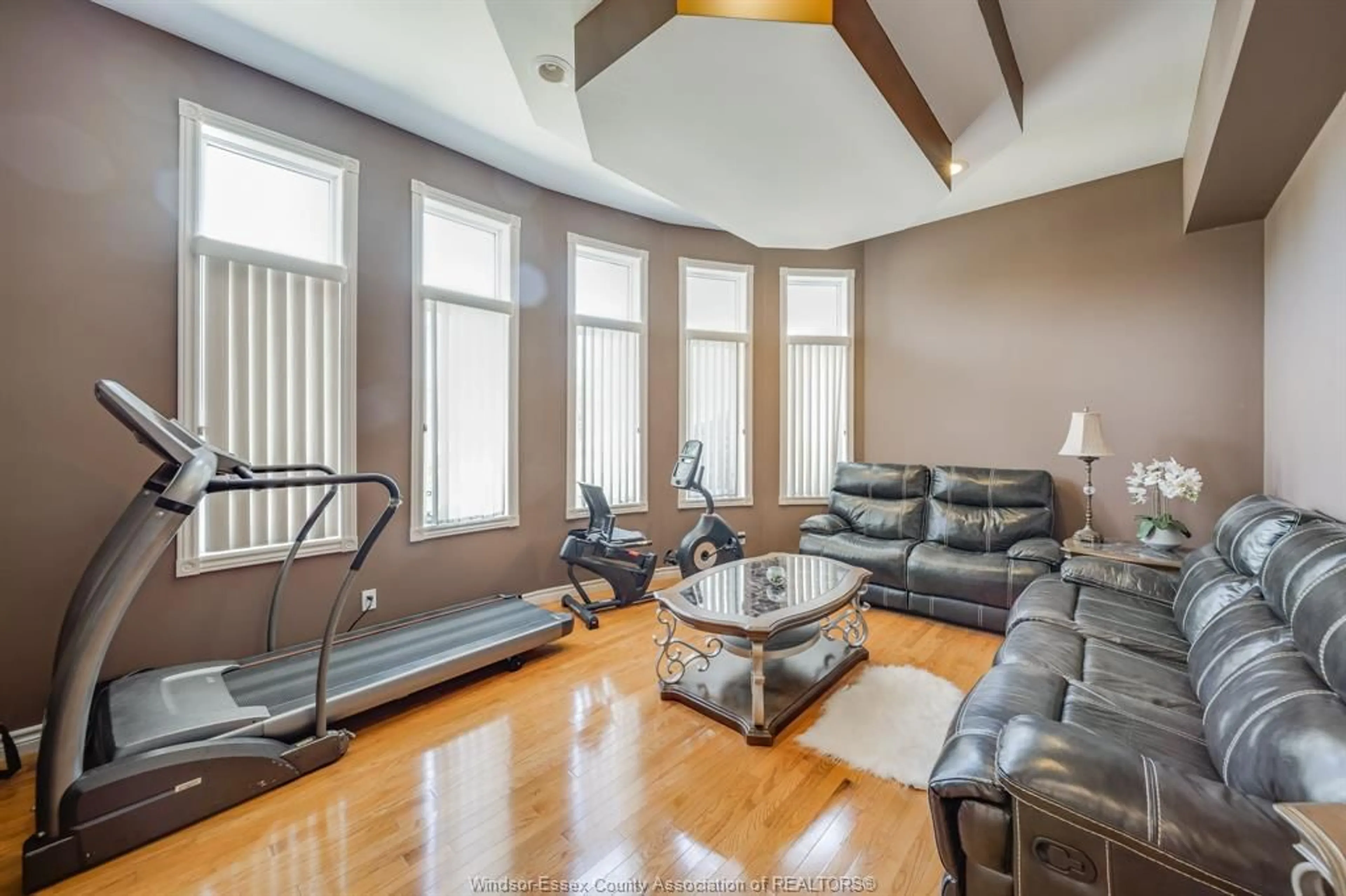 Living room with furniture, wood/laminate floor for 500 CLYDESDALE, Lakeshore Ontario N0R 1A0