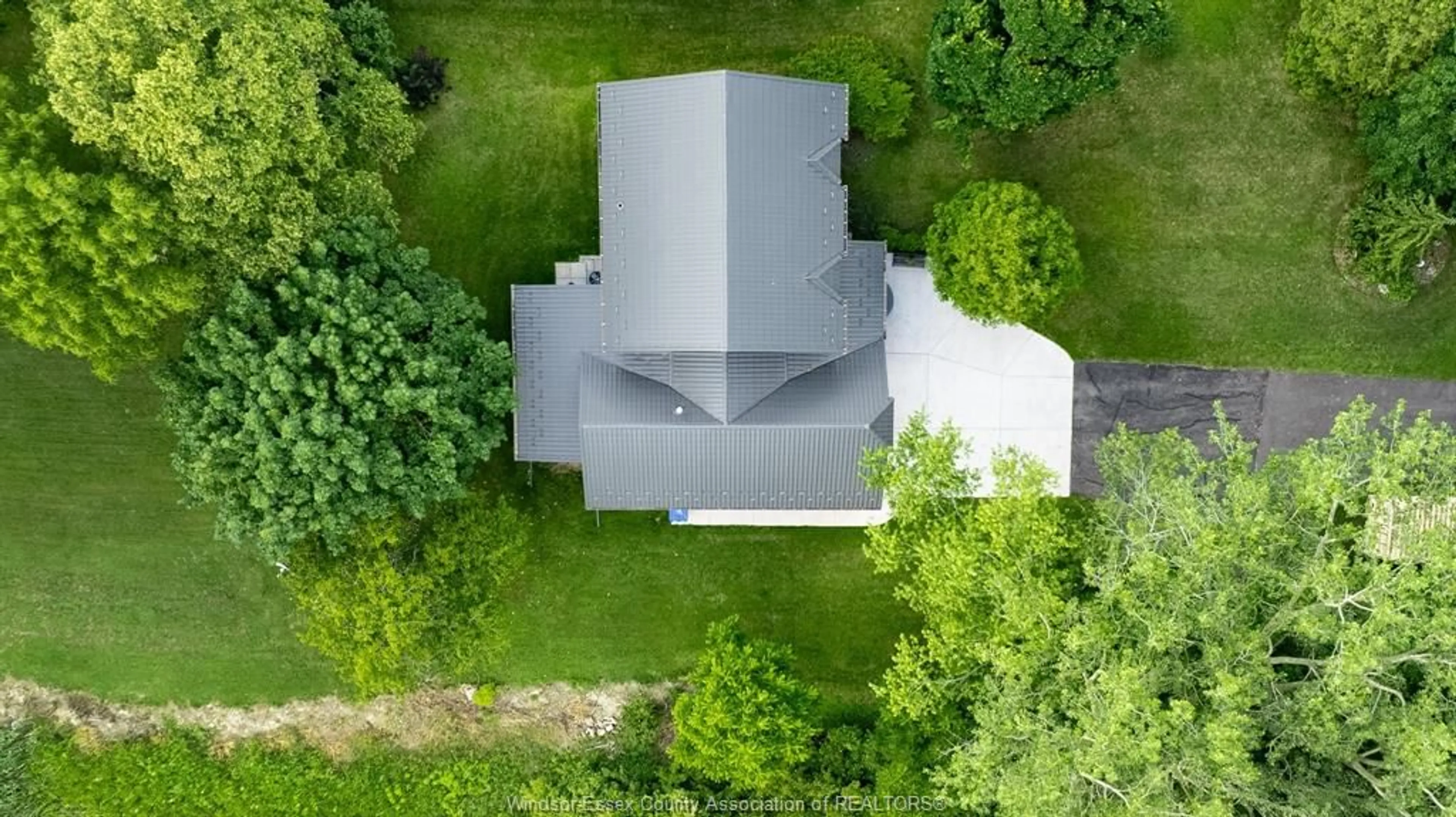 A pic from outside/outdoor area/front of a property/back of a property/a pic from drone, building for 2028 FRONT Rd, Amherstburg Ontario N9V 3R3