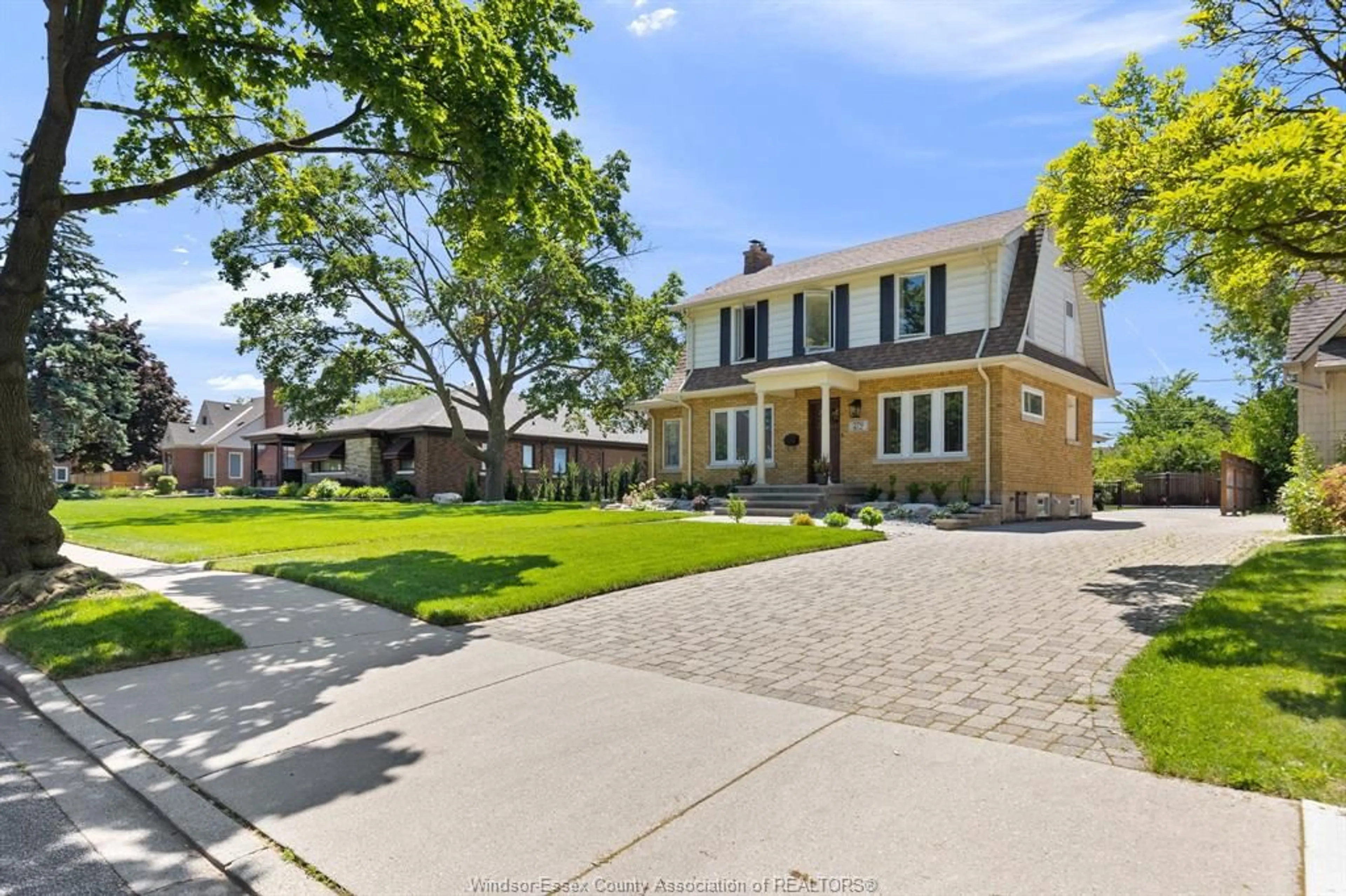 A pic from outside/outdoor area/front of a property/back of a property/a pic from drone, street for 279 FORD Blvd, Windsor Ontario N8S 2E4