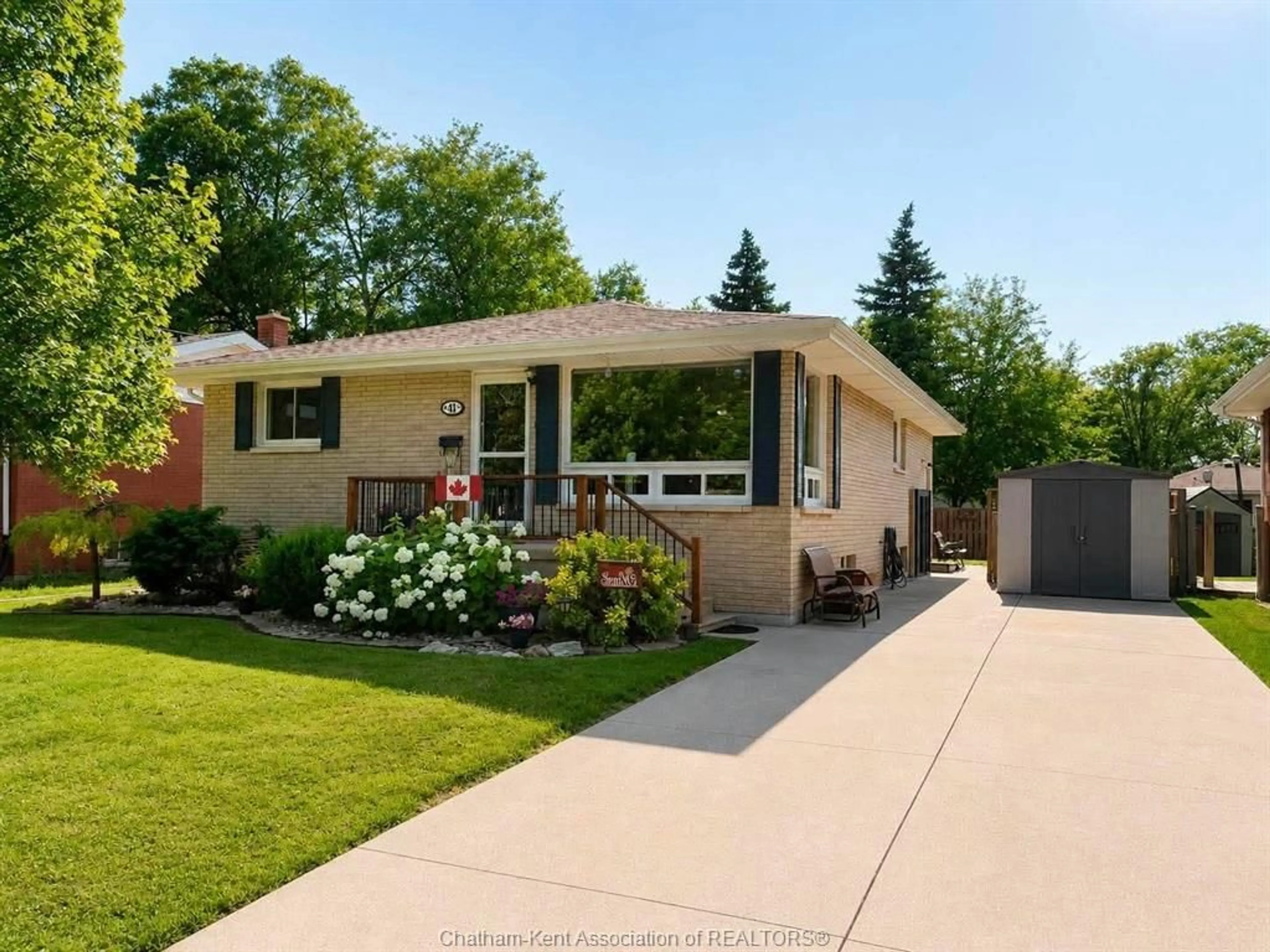Home with vinyl exterior material, street for 41 Dauw Ave, Wallaceburg Ontario N8A 3N3