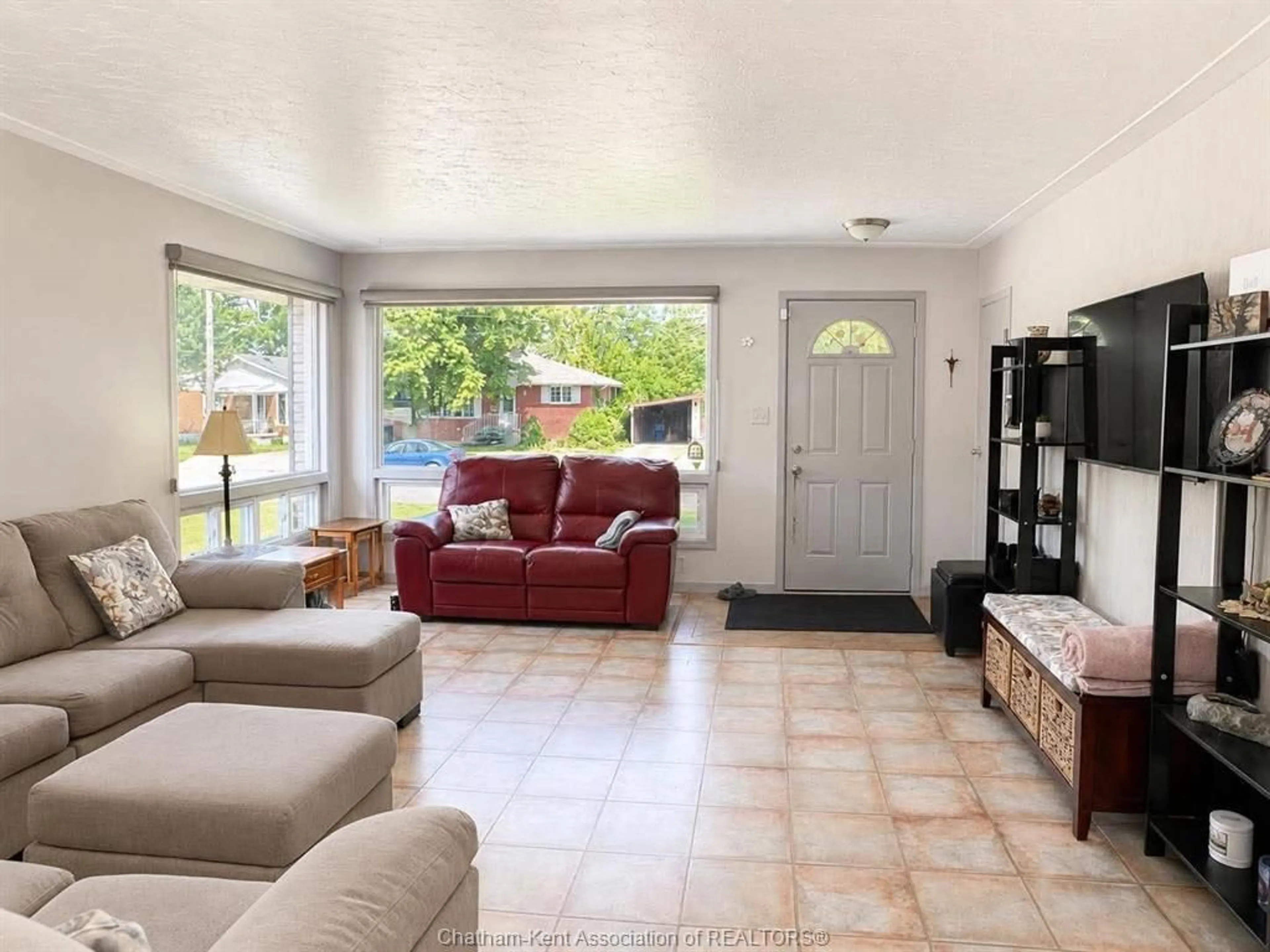 Living room with furniture, ceramic/tile floor for 41 Dauw Ave, Wallaceburg Ontario N8A 3N3