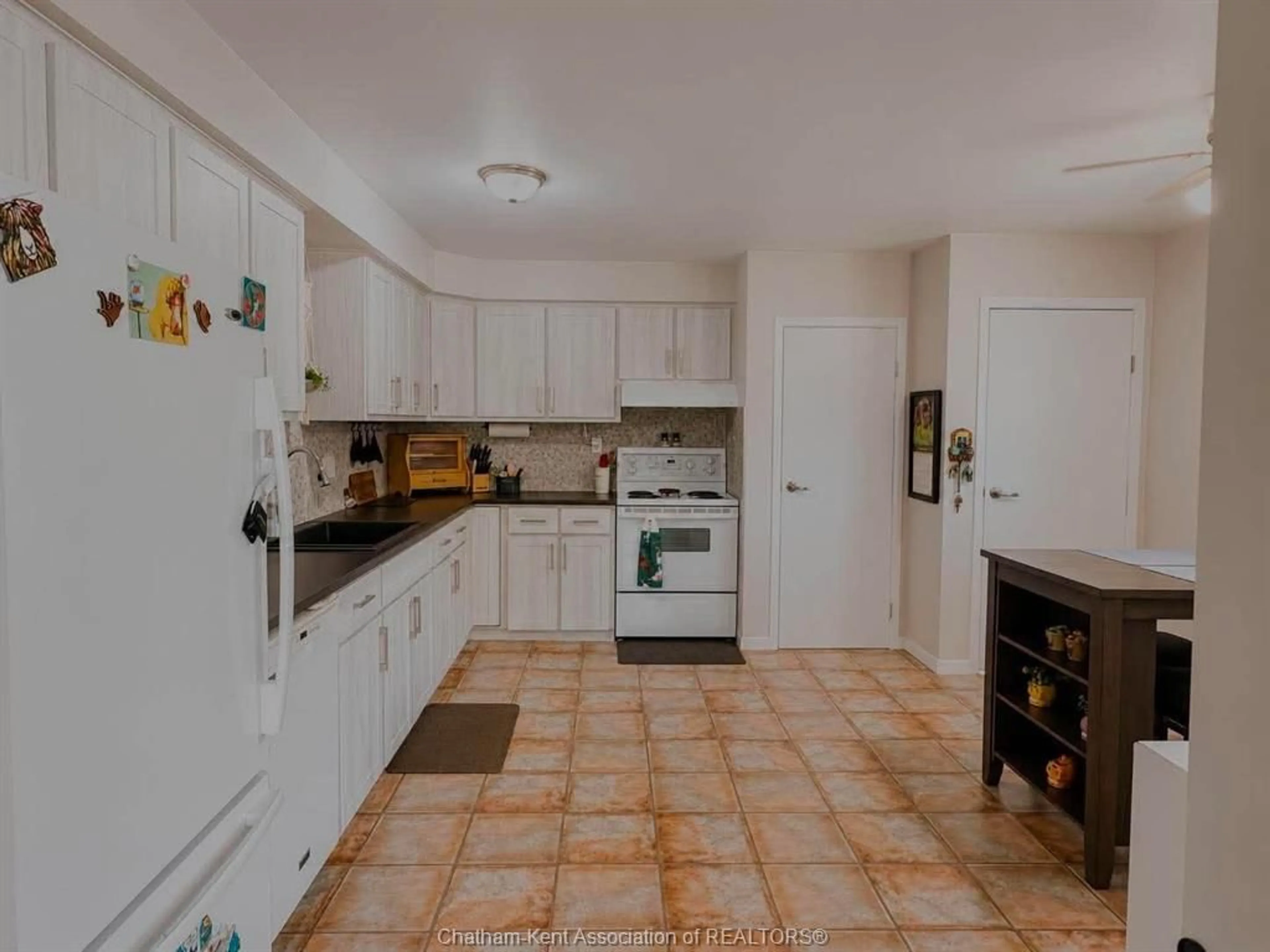 Standard kitchen, ceramic/tile floor for 41 Dauw Ave, Wallaceburg Ontario N8A 3N3