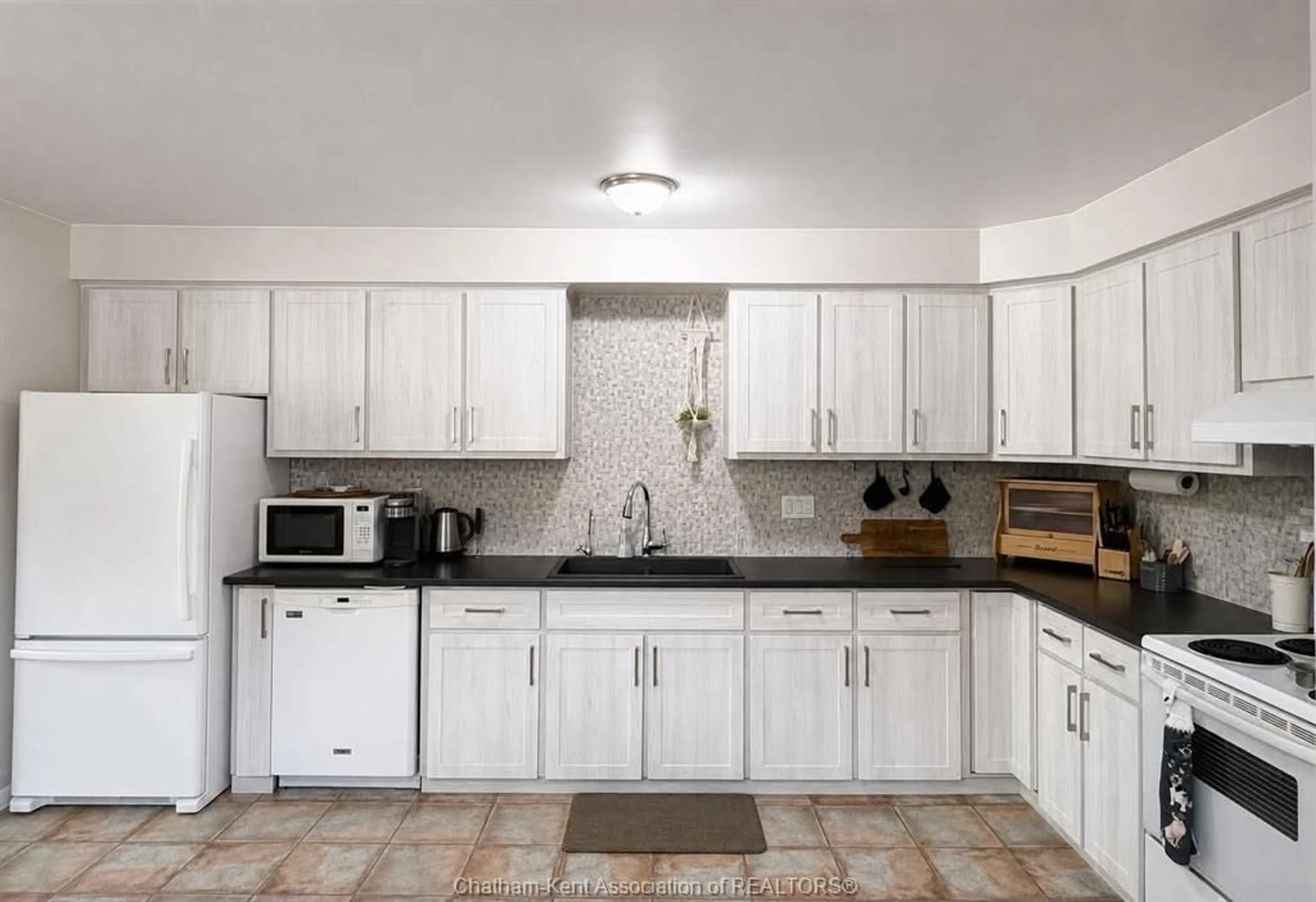 Standard kitchen, ceramic/tile floor for 41 Dauw Ave, Wallaceburg Ontario N8A 3N3