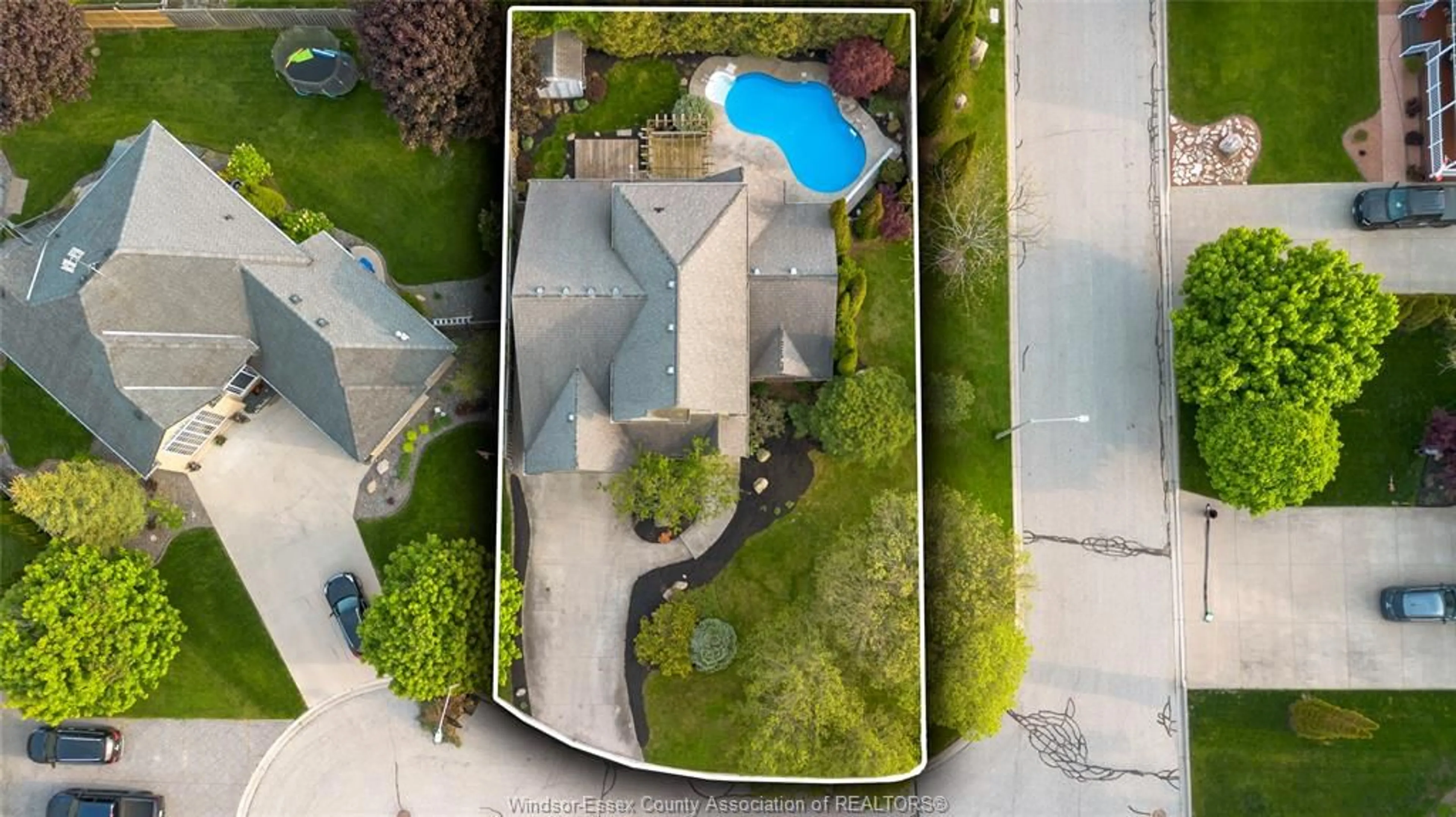 A pic from outside/outdoor area/front of a property/back of a property/a pic from drone, unknown for 9 Creekview Crt, Kingsville Ontario N9Y 4E5