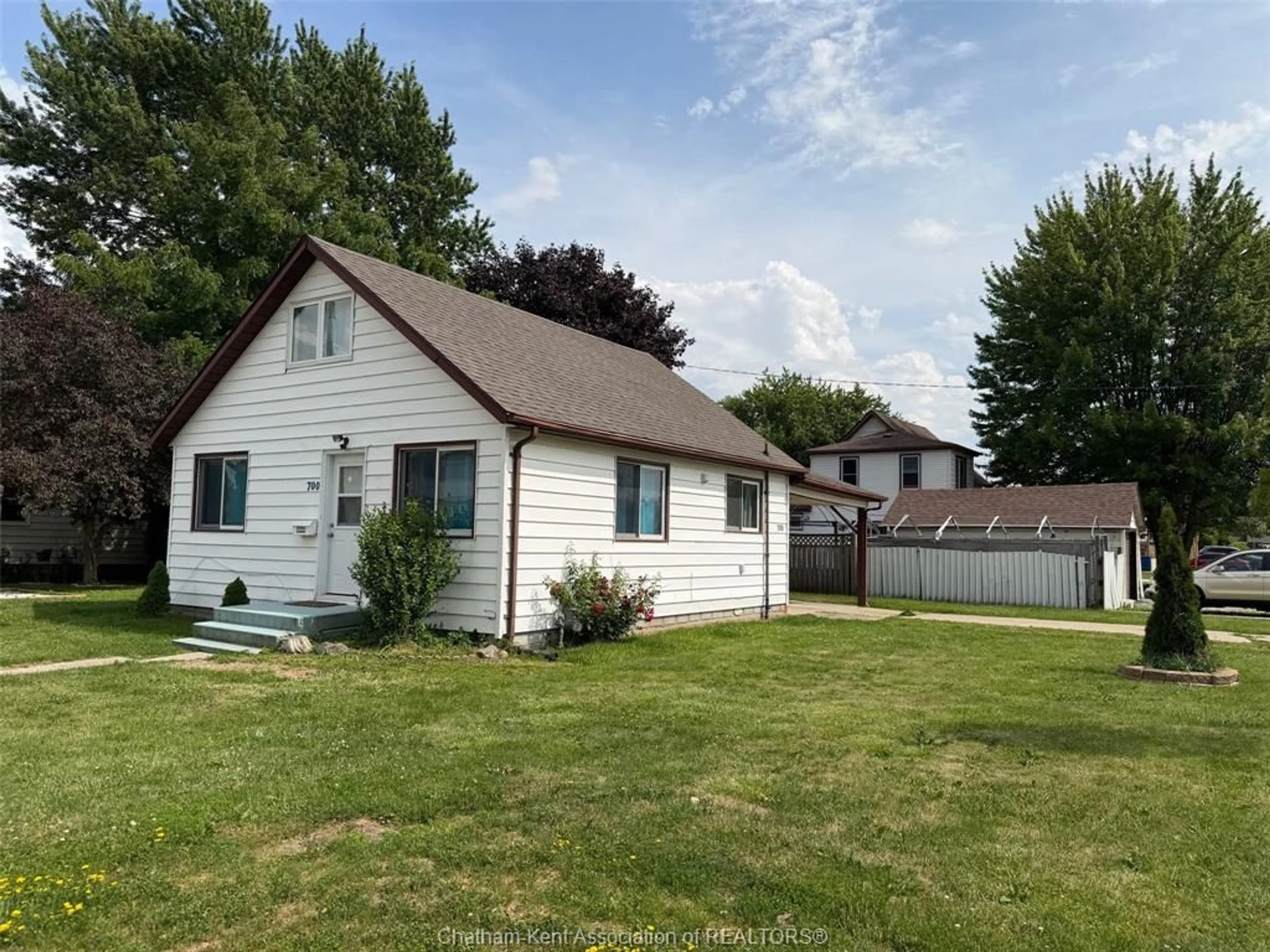 A pic from outside/outdoor area/front of a property/back of a property/a pic from drone, street for 700 Wallace St, Wallaceburg Ontario N8A 1K2