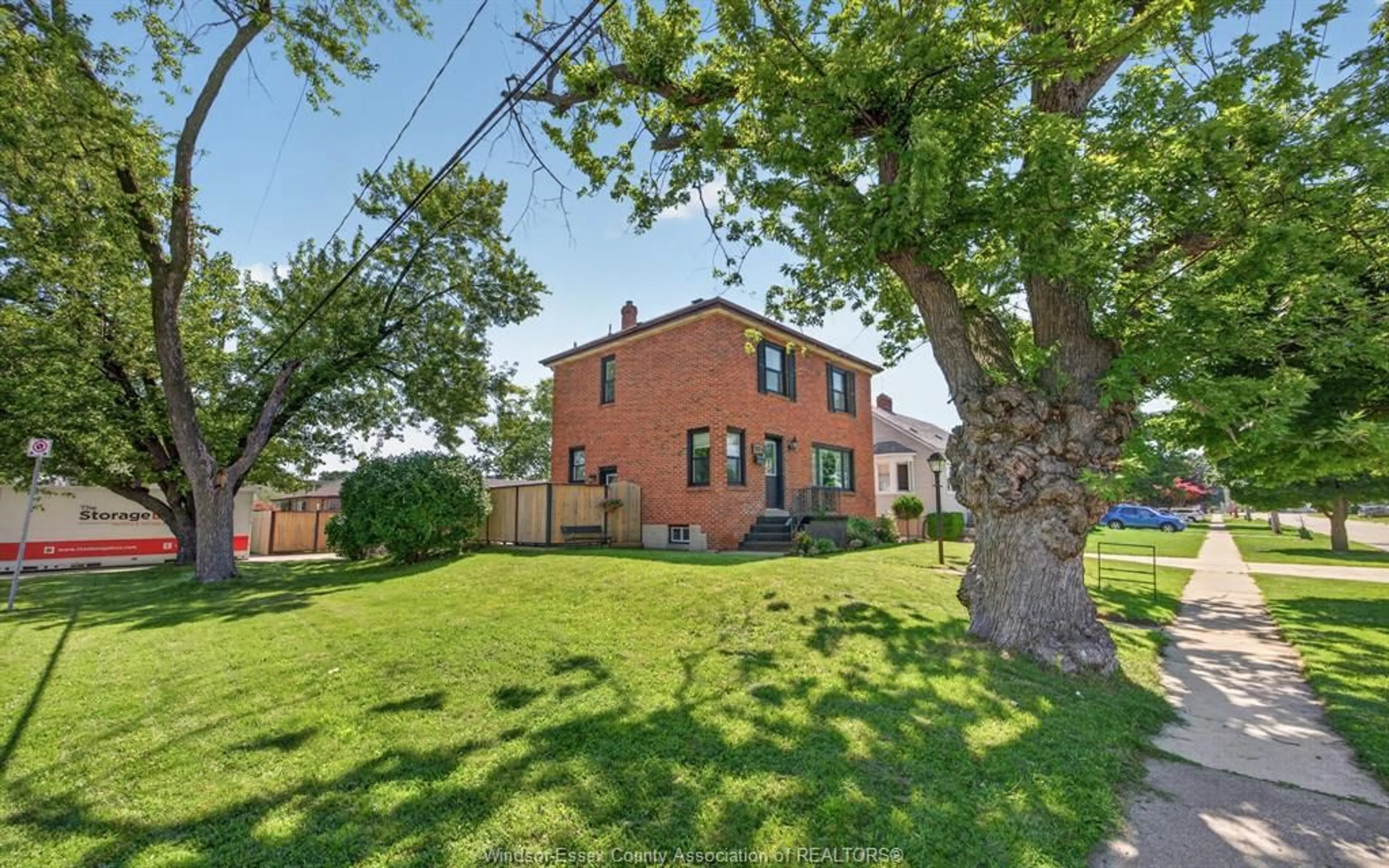A pic from outside/outdoor area/front of a property/back of a property/a pic from drone, street for 2004 NORMAN, Windsor Ontario N8T 1S4