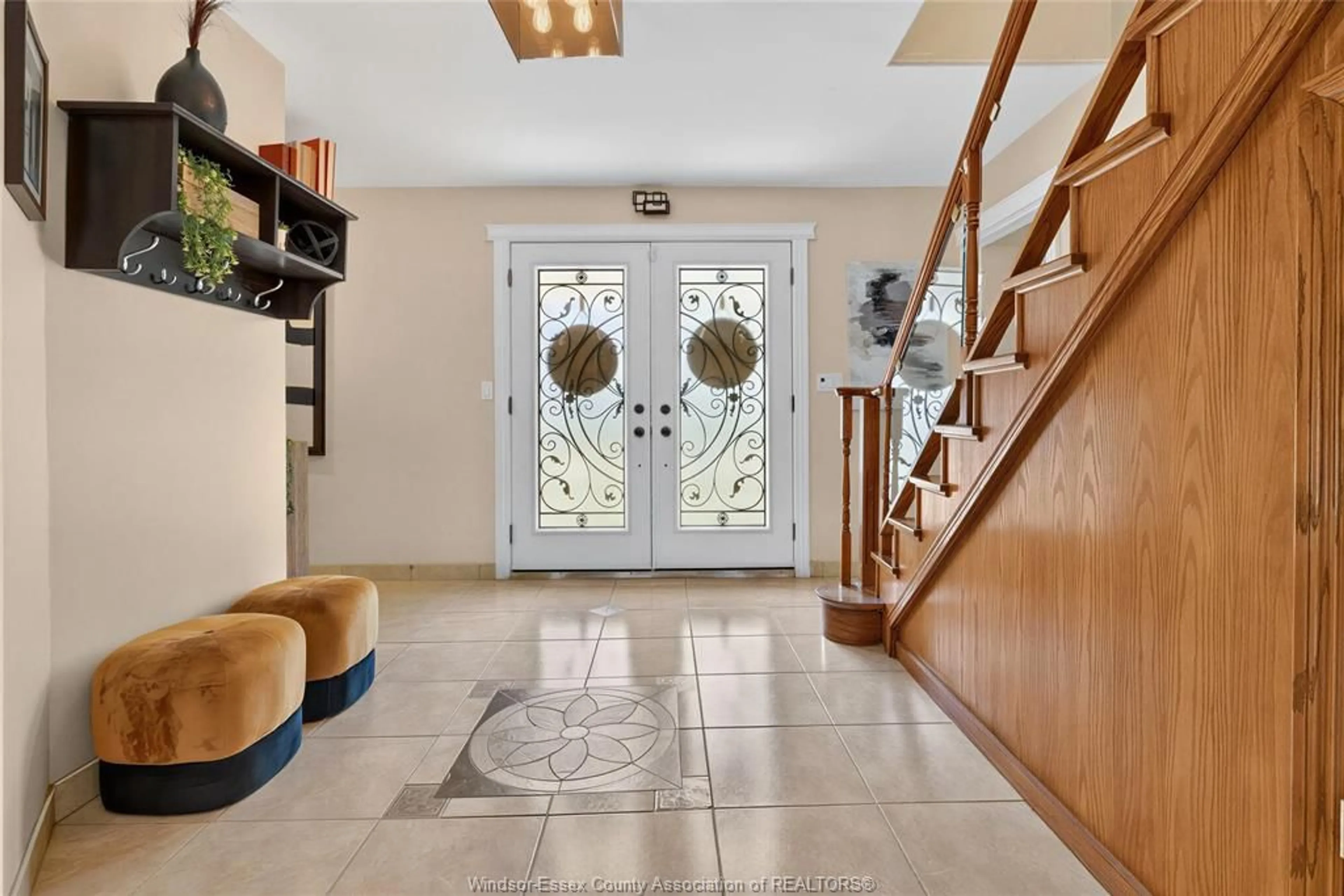 Indoor foyer for 445 LAURIER, LaSalle Ontario N9J 1M1
