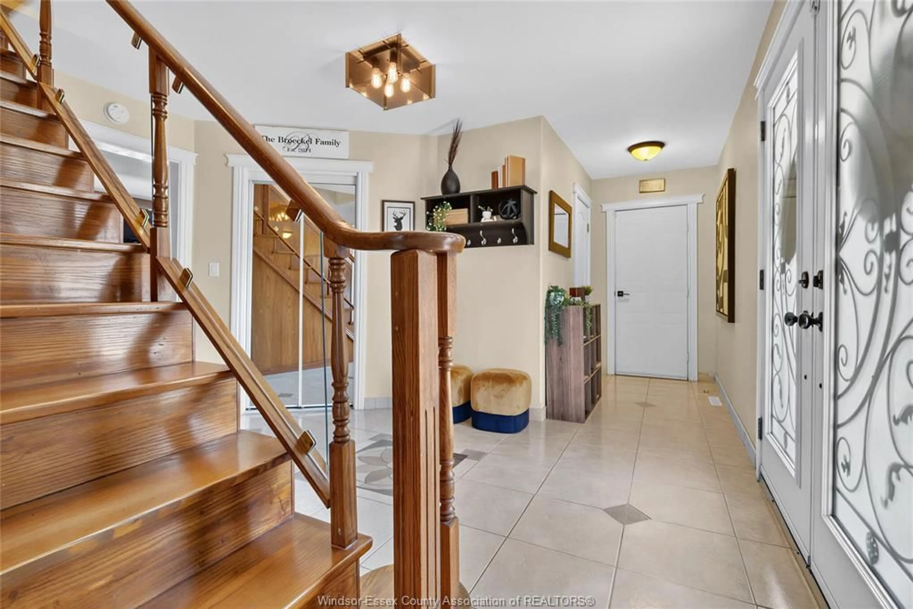 Indoor entryway for 445 LAURIER, LaSalle Ontario N9J 1M1