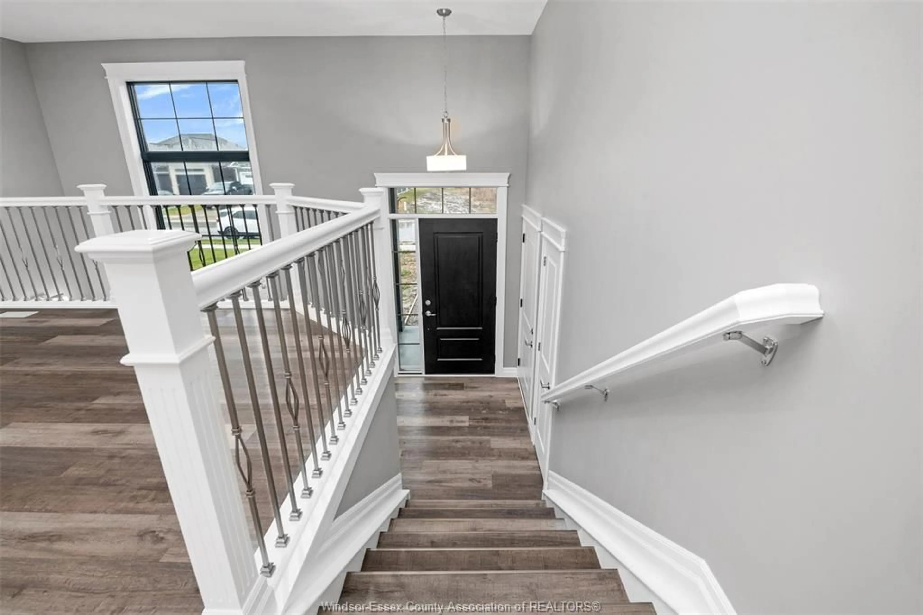 Indoor entryway for 72 GRAF St, Harrow Ontario N0R 1G0