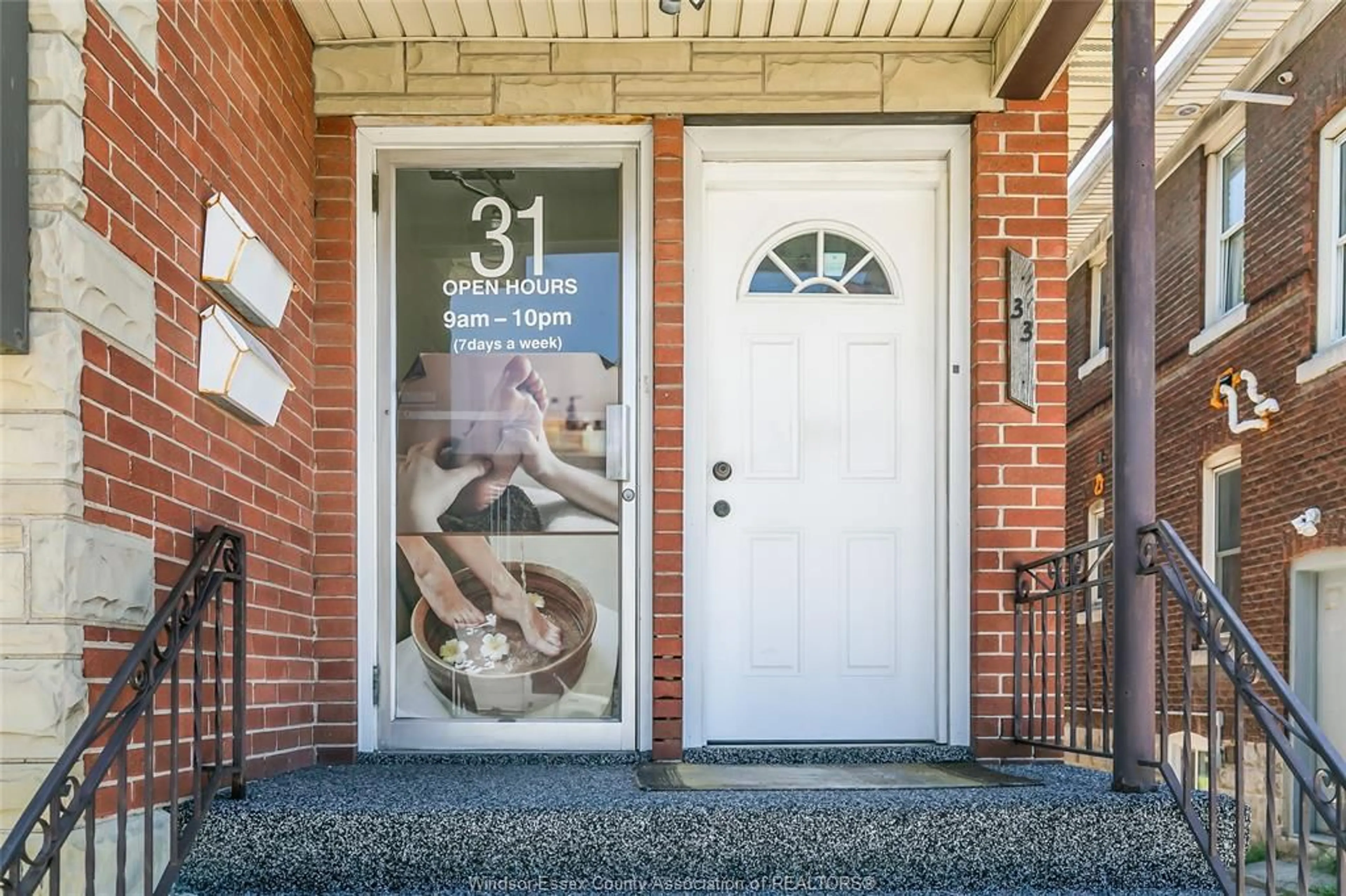 Indoor entryway for 31-33 GILES, Windsor Ontario N9A 4B6