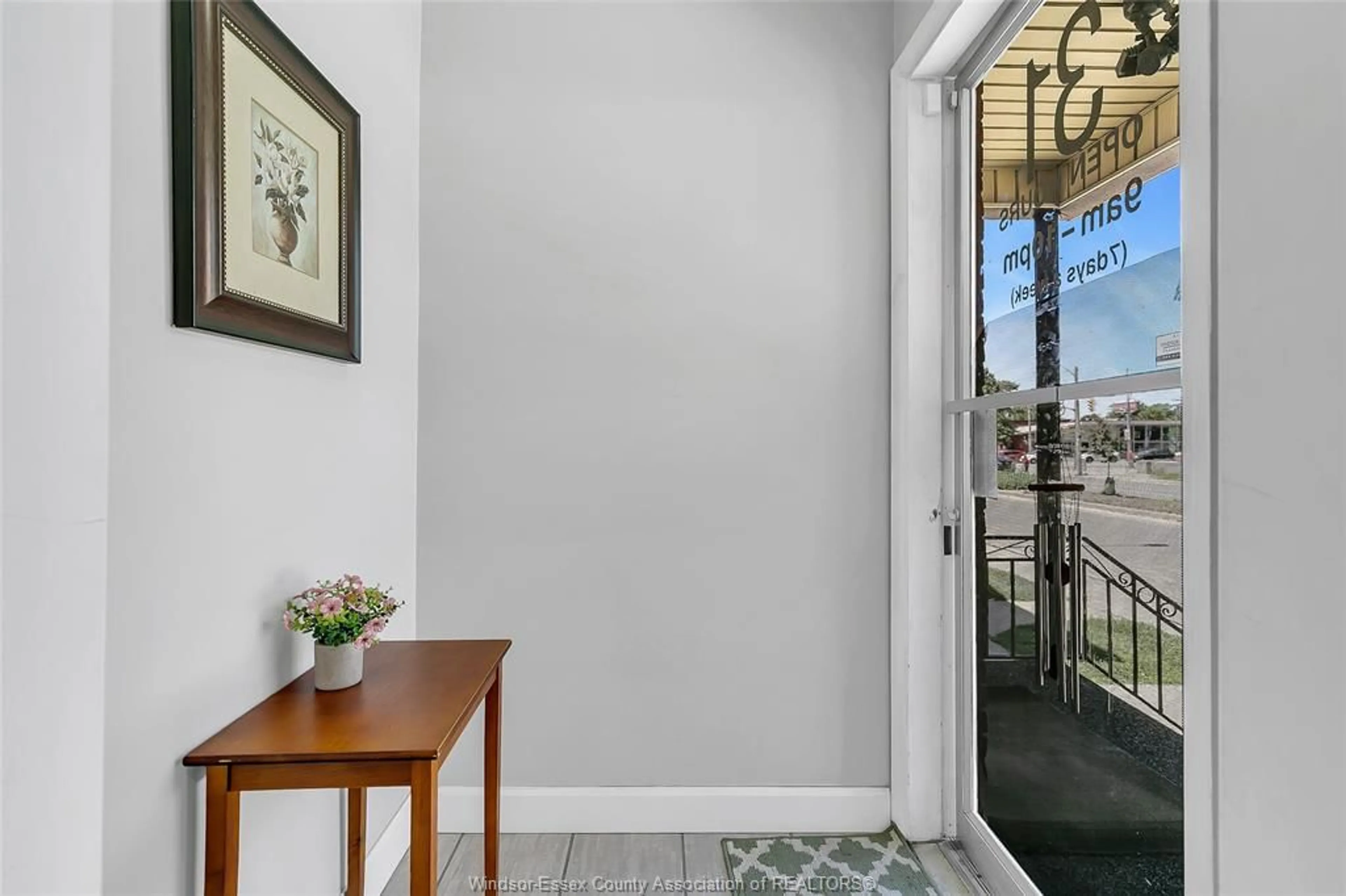 Indoor foyer for 31-33 GILES, Windsor Ontario N9A 4B6