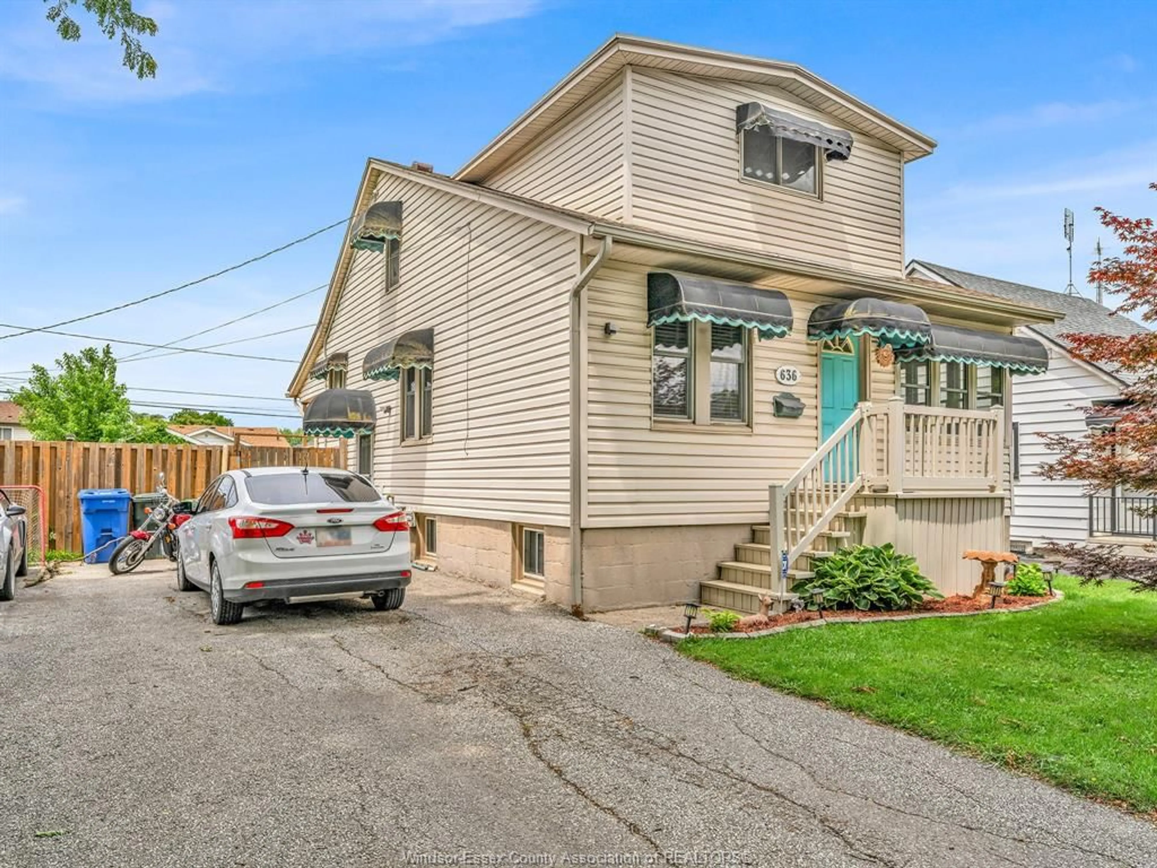 Home with vinyl exterior material, street for 636 STANLEY, Windsor Ontario N8X 3B2