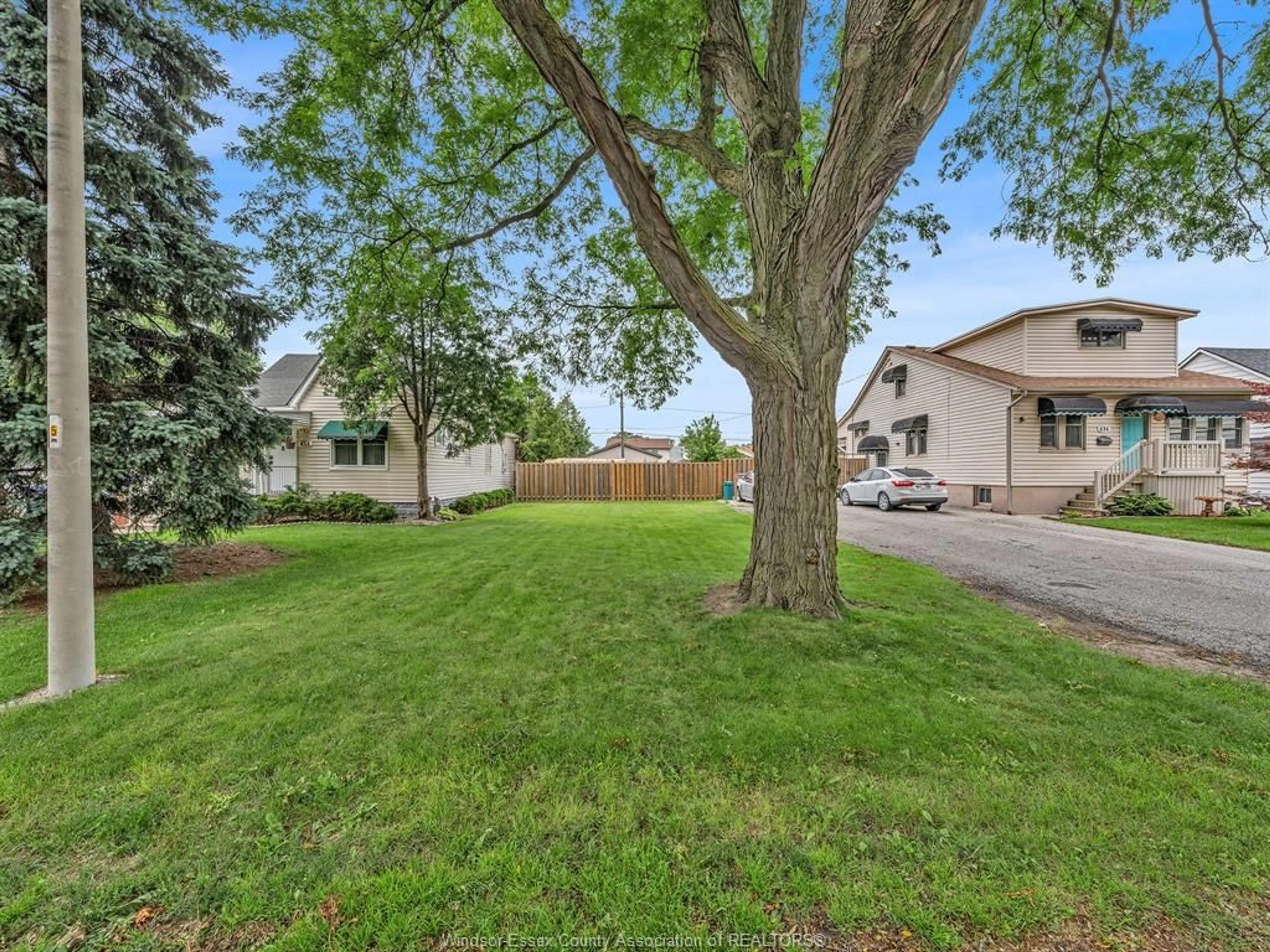 A pic from outside/outdoor area/front of a property/back of a property/a pic from drone, street for 636 STANLEY, Windsor Ontario N8X 3B2