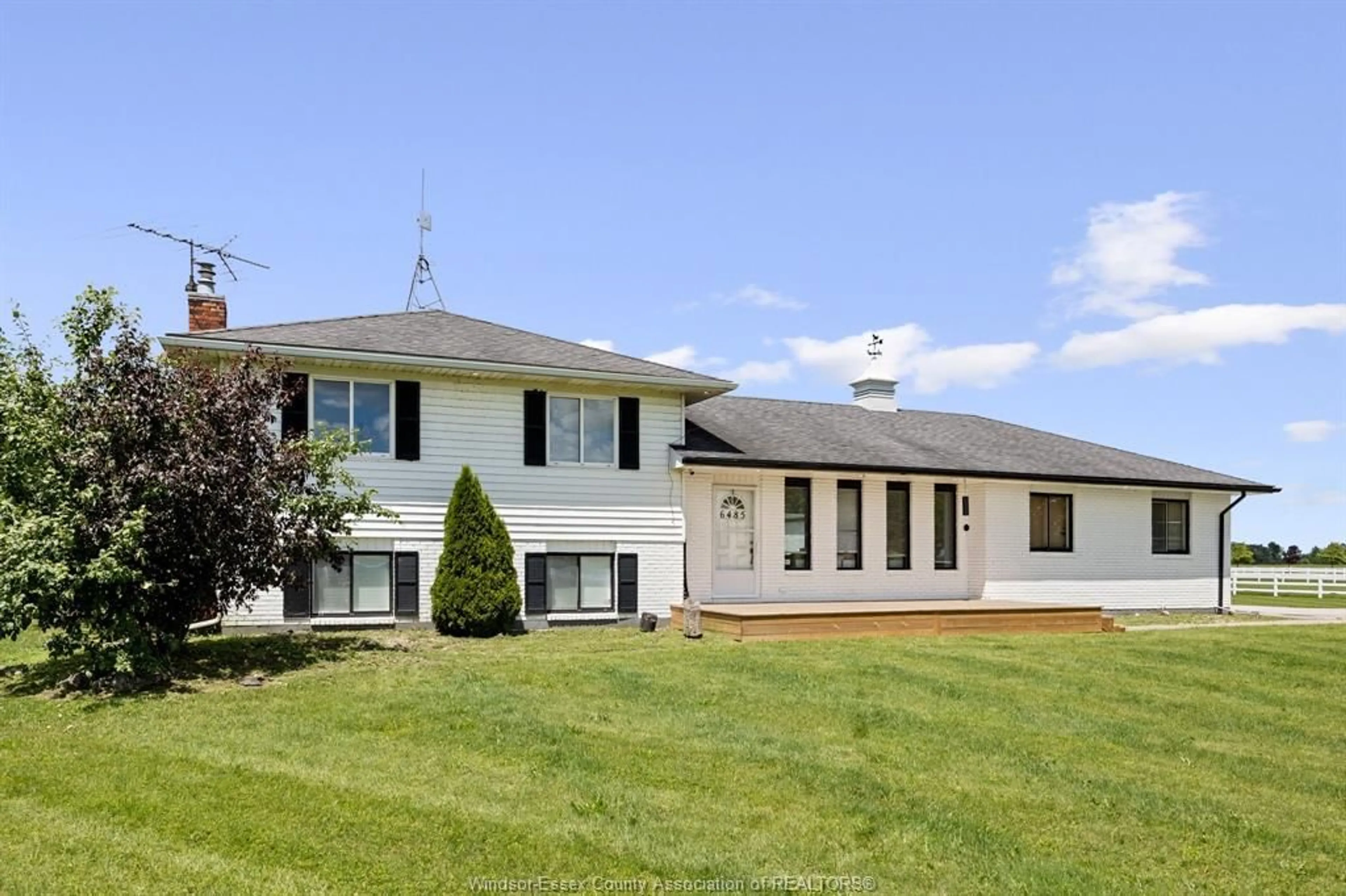 Home with vinyl exterior material, unknown for 6485 CONCESSION 8, Tecumseh Ontario N0R 1L0