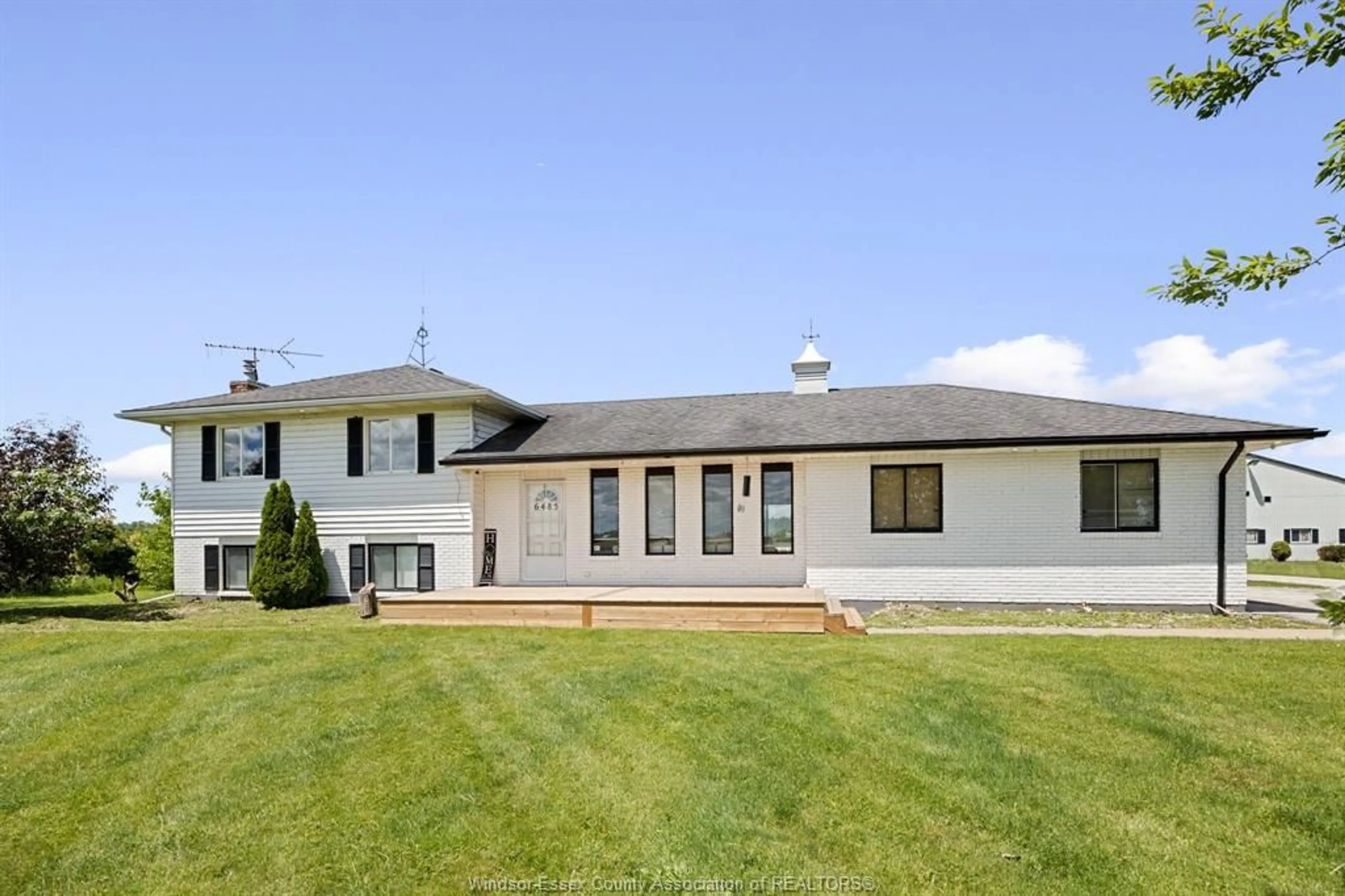 Home with vinyl exterior material, unknown for 6485 CONCESSION 8, Tecumseh Ontario N0R 1L0