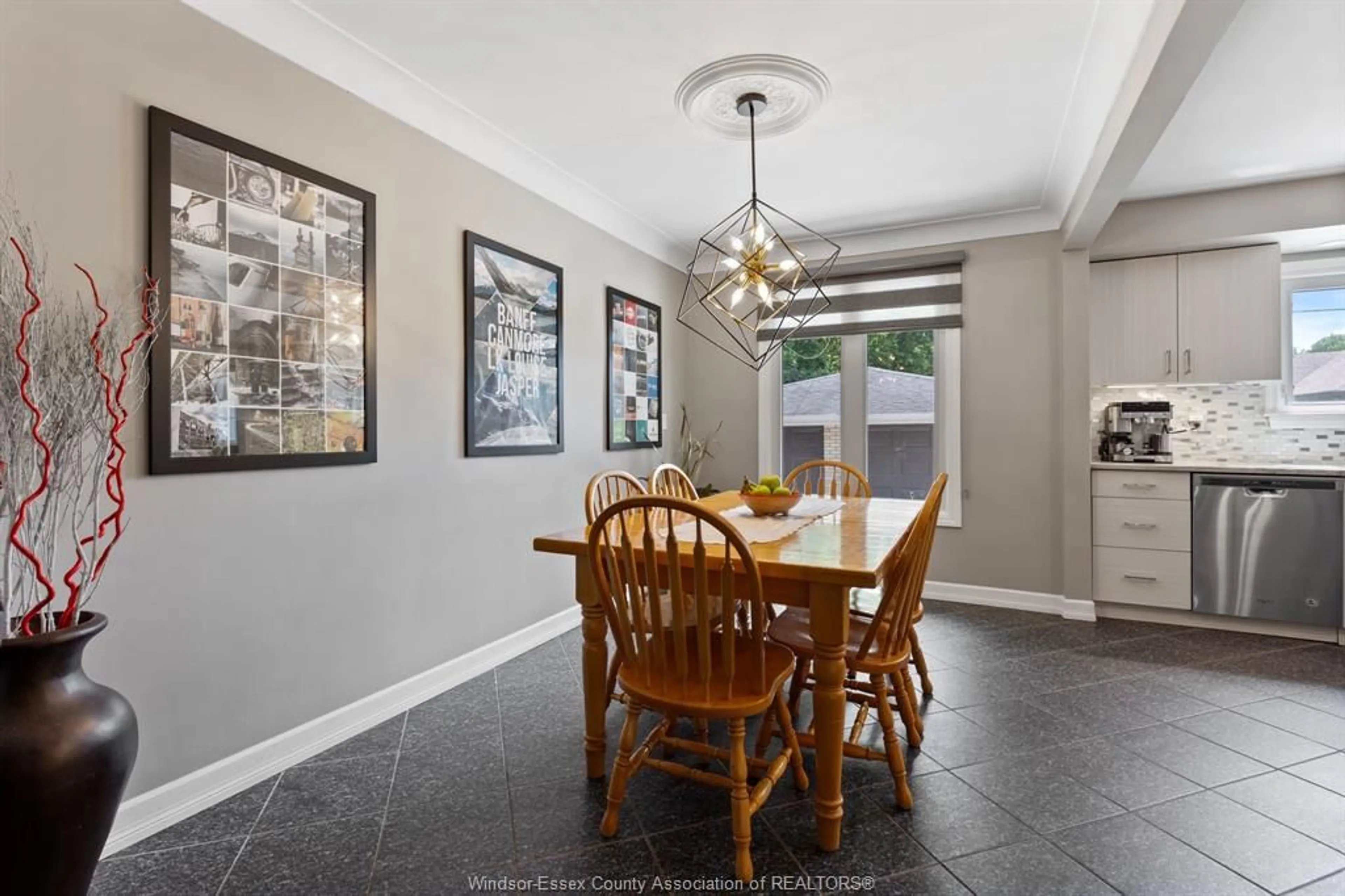 Dining room, ceramic/tile floor for 660 VICTORY, LaSalle Ontario N9J 1V7