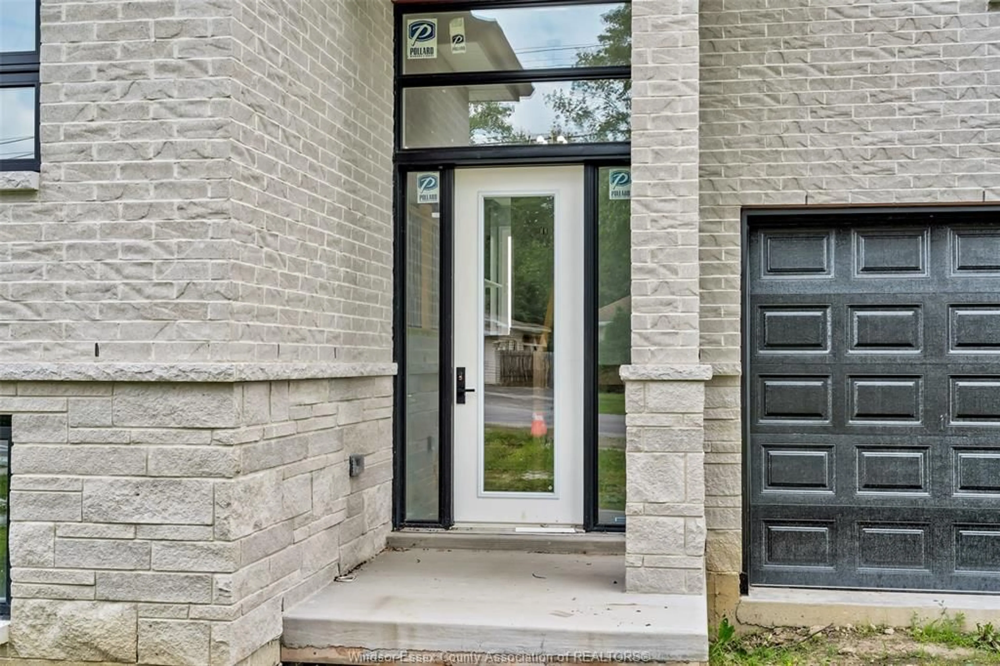 Indoor entryway for 1505 MICHIGAN AVE., LaSalle Ontario N9J 2G7