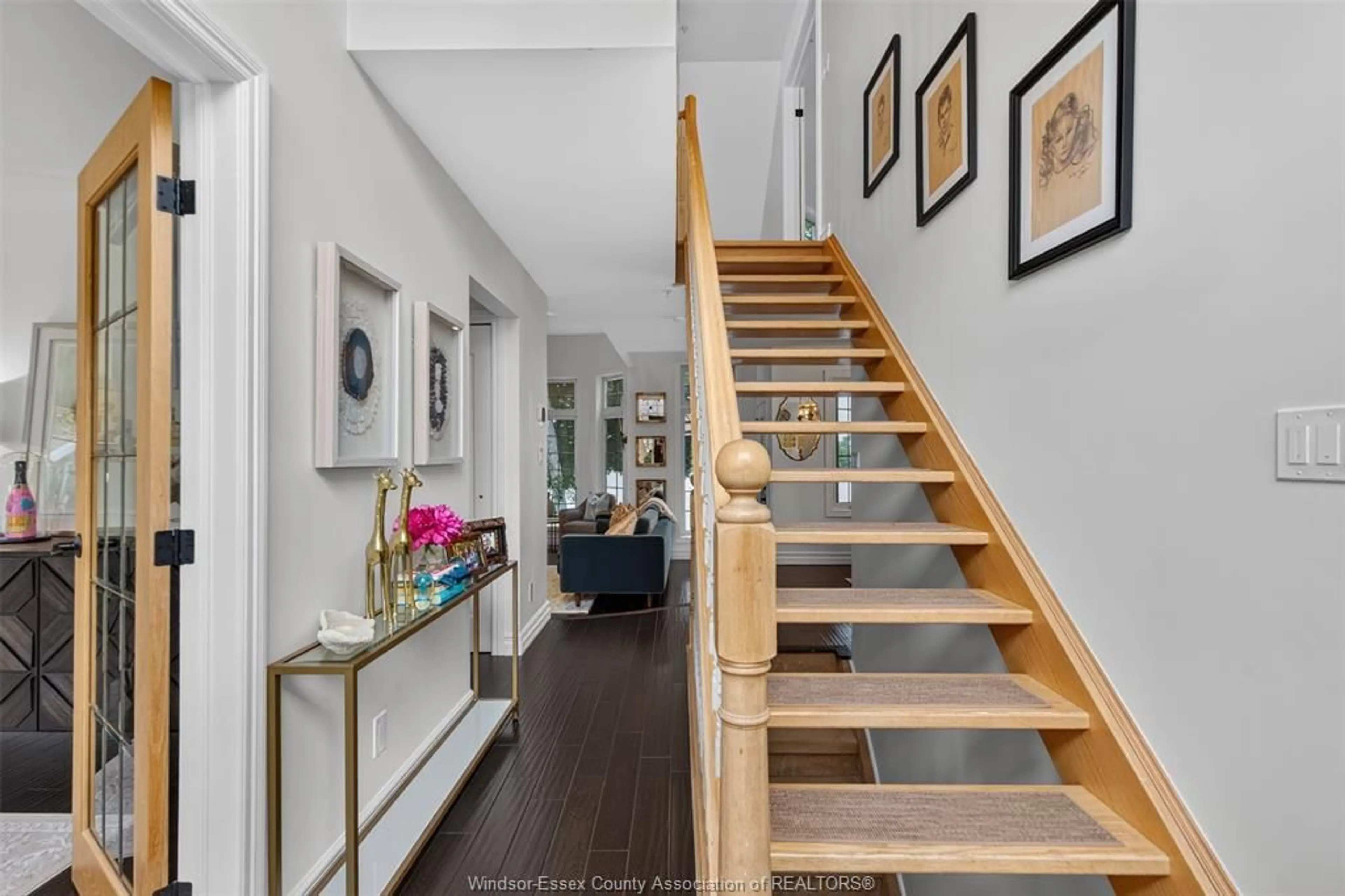 Indoor entryway for 208 CRYSTAL BAY Dr, Amherstburg Ontario N9V 4A6