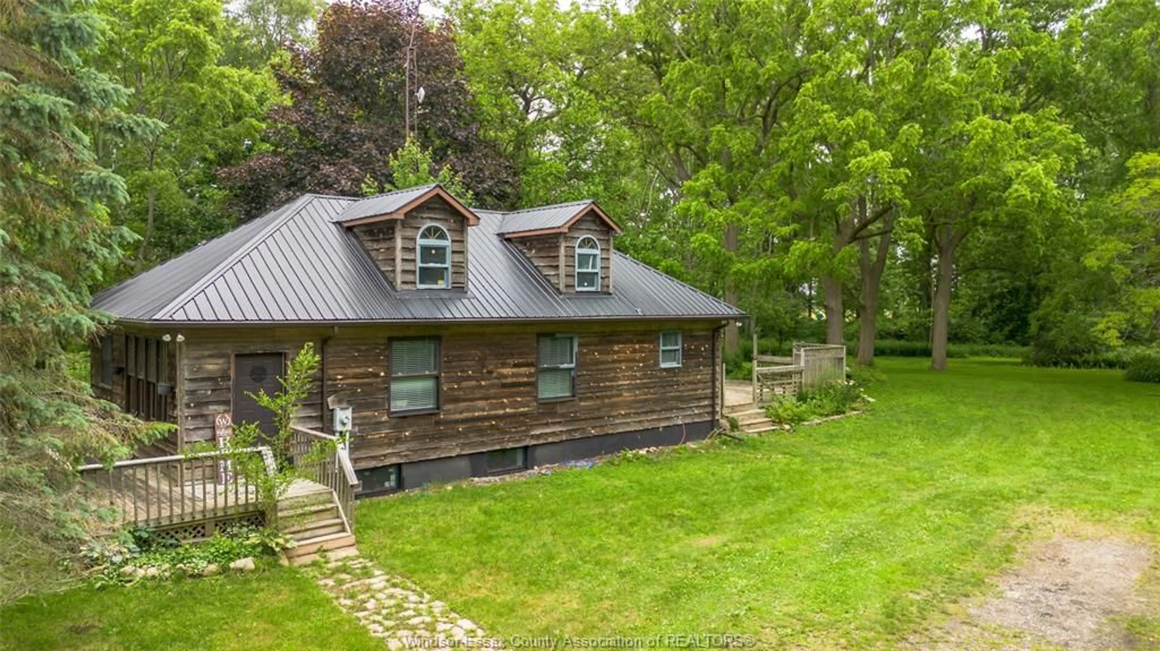 A pic from outside/outdoor area/front of a property/back of a property/a pic from drone, unknown for 19781 DILLION Rd, Chatham Ontario N0P 1A0