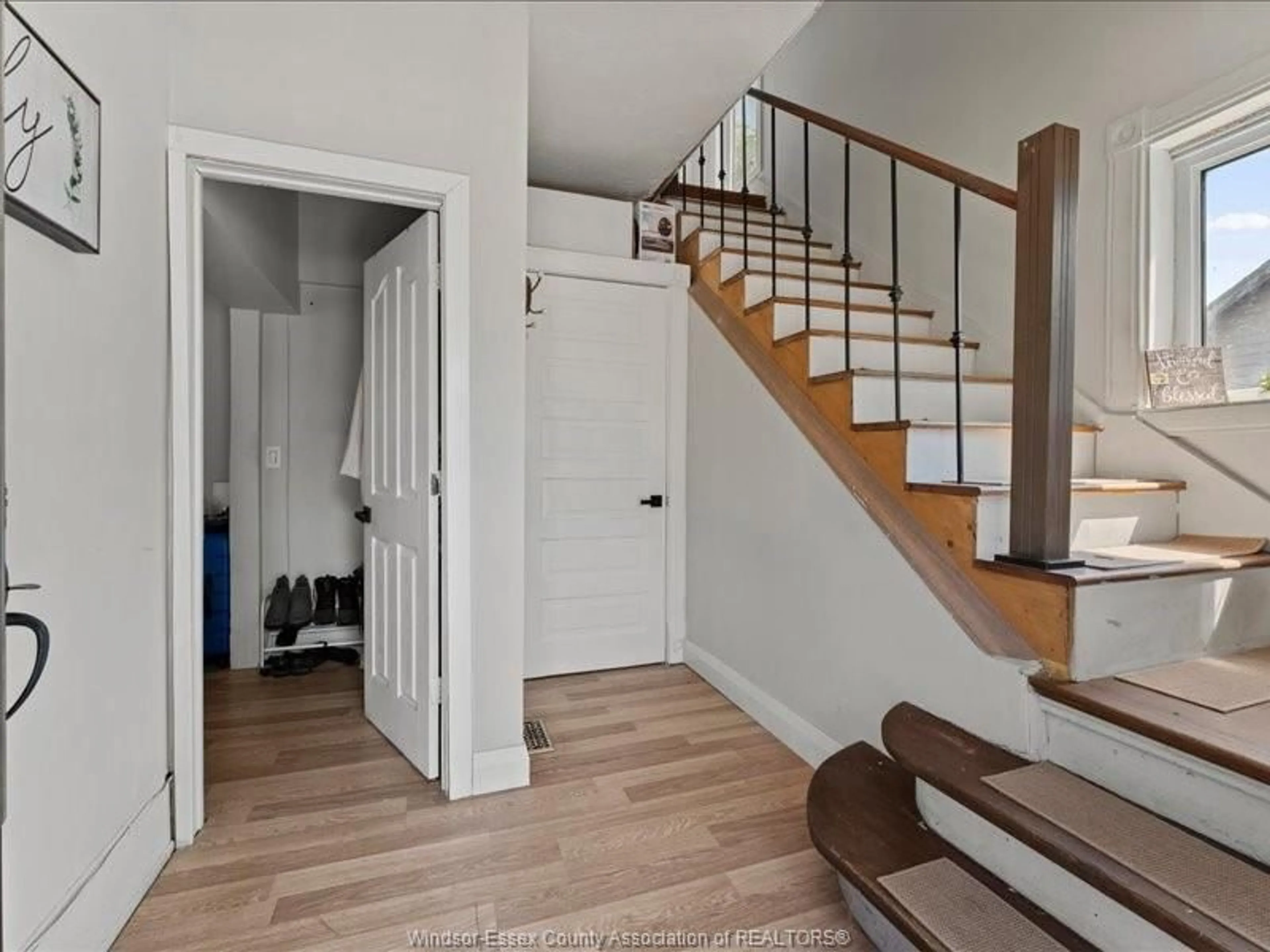 Indoor entryway for 53 ASKEW, Leamington Ontario N8H 1Y1