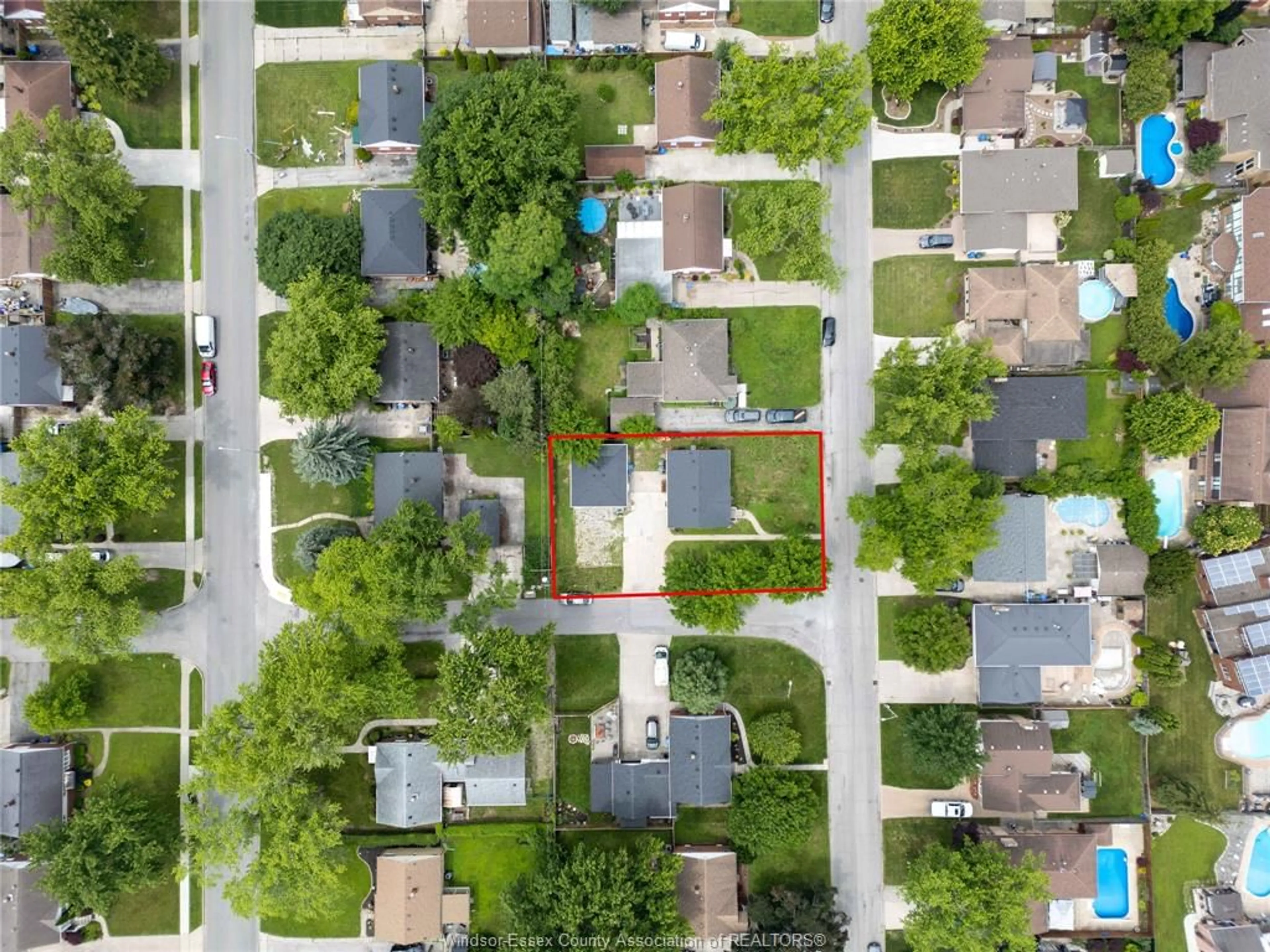A pic from outside/outdoor area/front of a property/back of a property/a pic from drone, street for 3495 LONGFELLOW Ave, Windsor Ontario N9E 2L8
