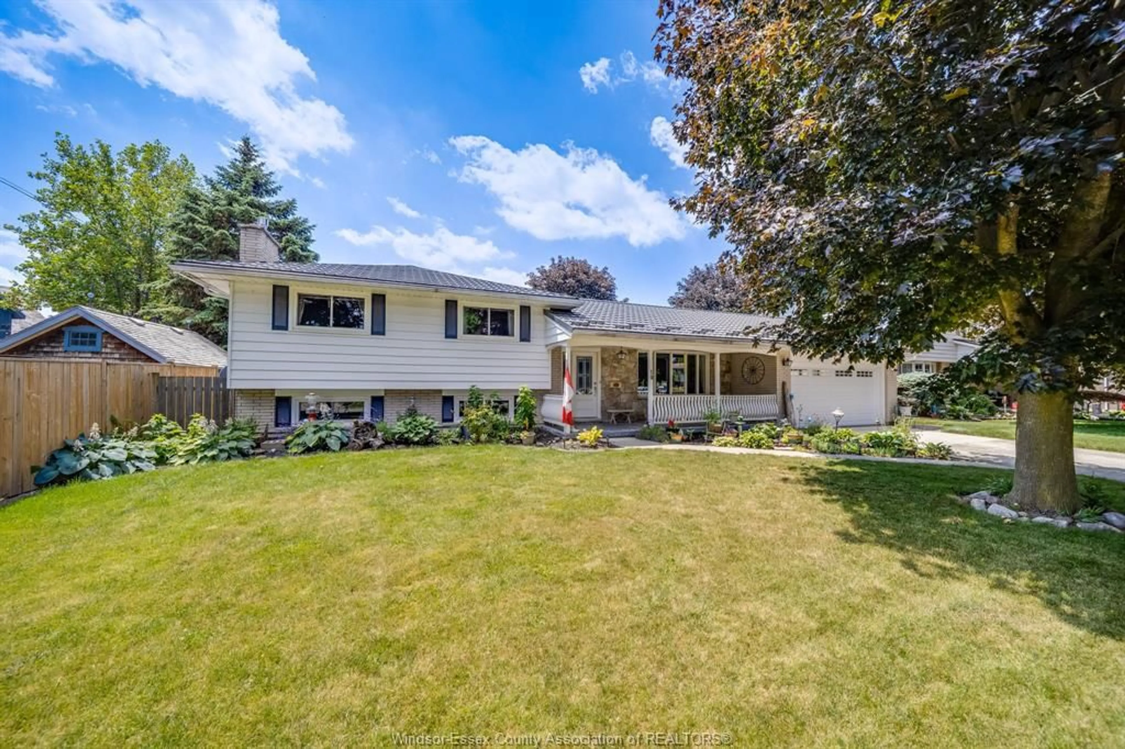 Home with vinyl exterior material, street for 10 PHYLLIS Ave, Chatham Ontario N7M 3B9