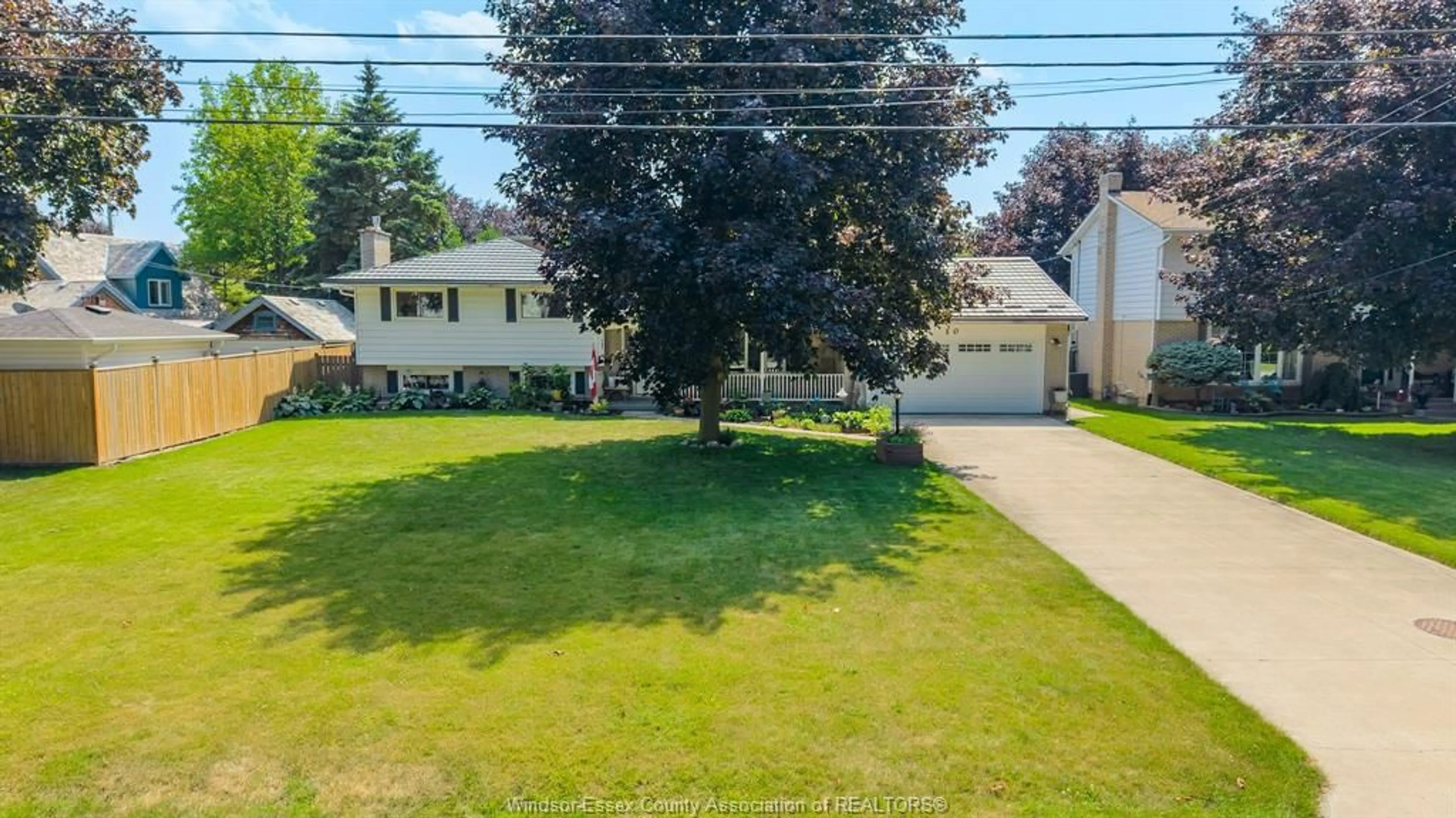 A pic from outside/outdoor area/front of a property/back of a property/a pic from drone, street for 10 PHYLLIS Ave, Chatham Ontario N7M 3B9