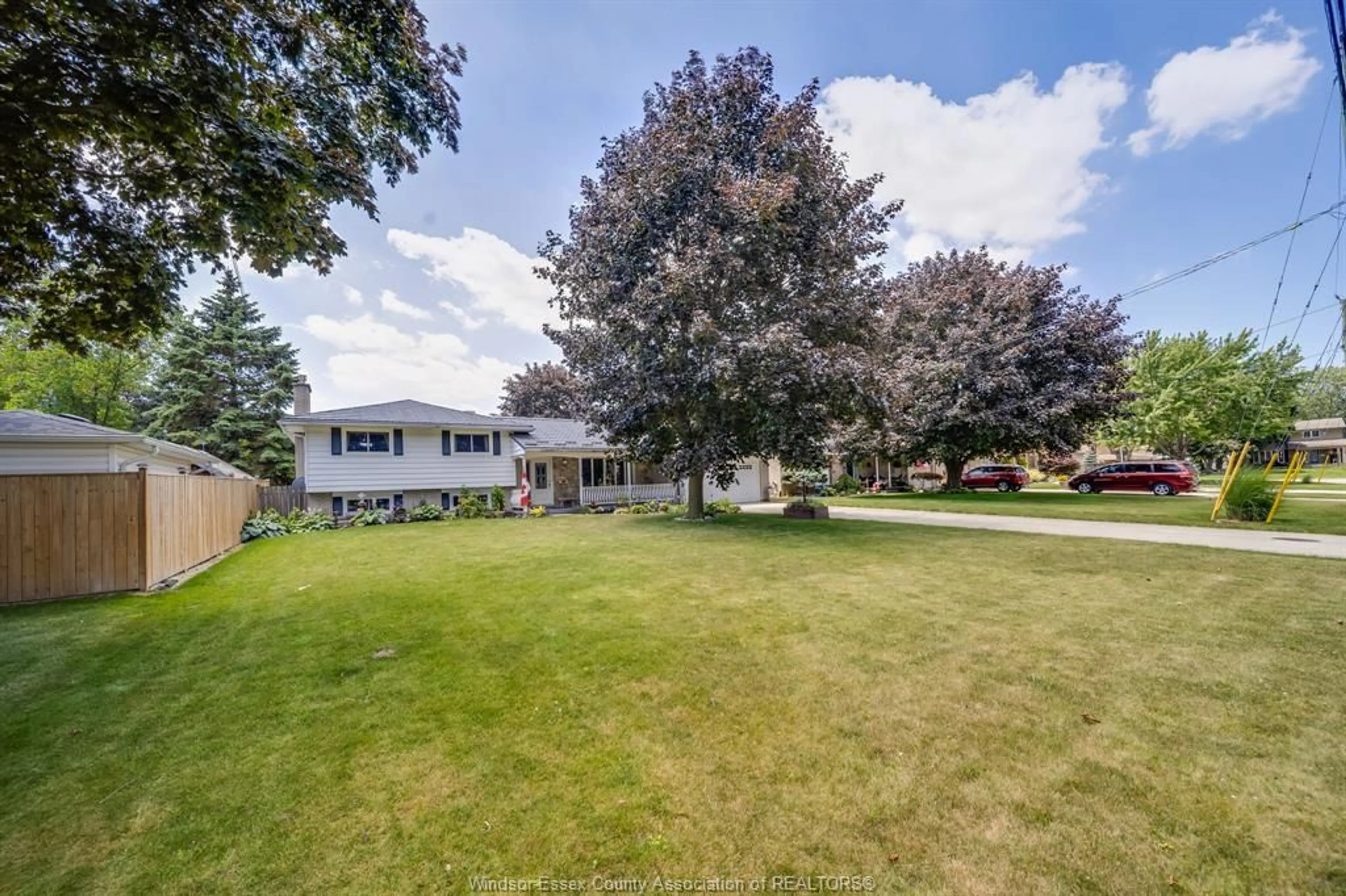 A pic from outside/outdoor area/front of a property/back of a property/a pic from drone, unknown for 10 PHYLLIS Ave, Chatham Ontario N7M 3B9