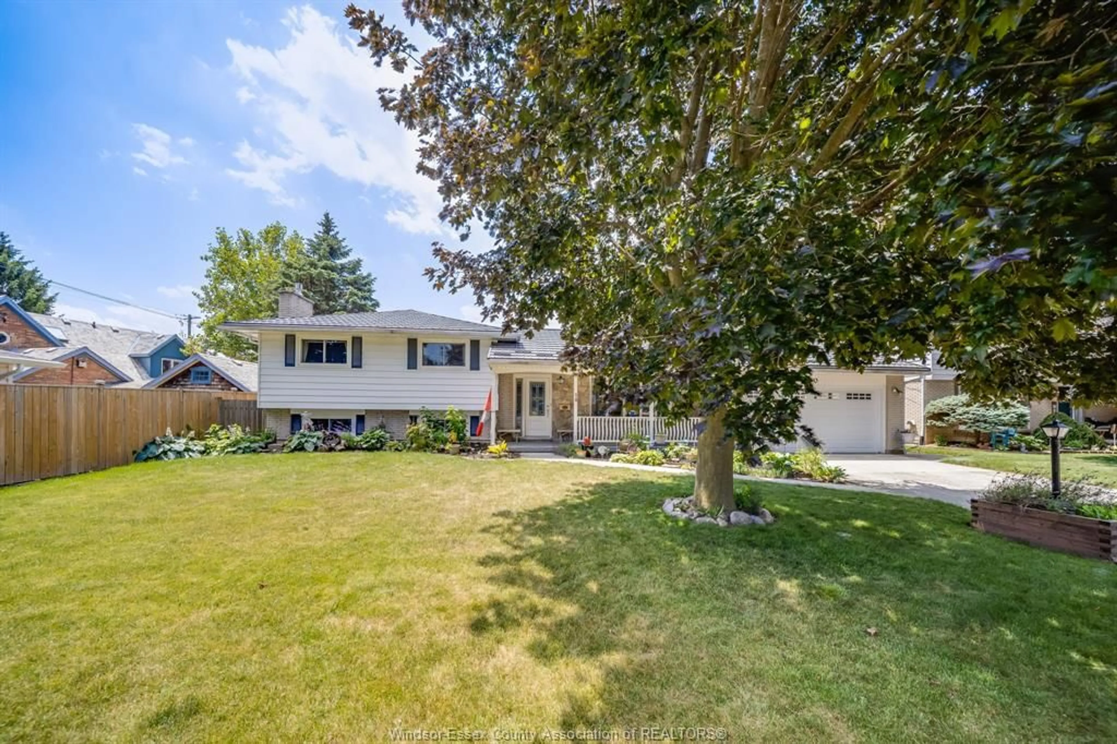 Home with vinyl exterior material, street for 10 PHYLLIS Ave, Chatham Ontario N7M 3B9