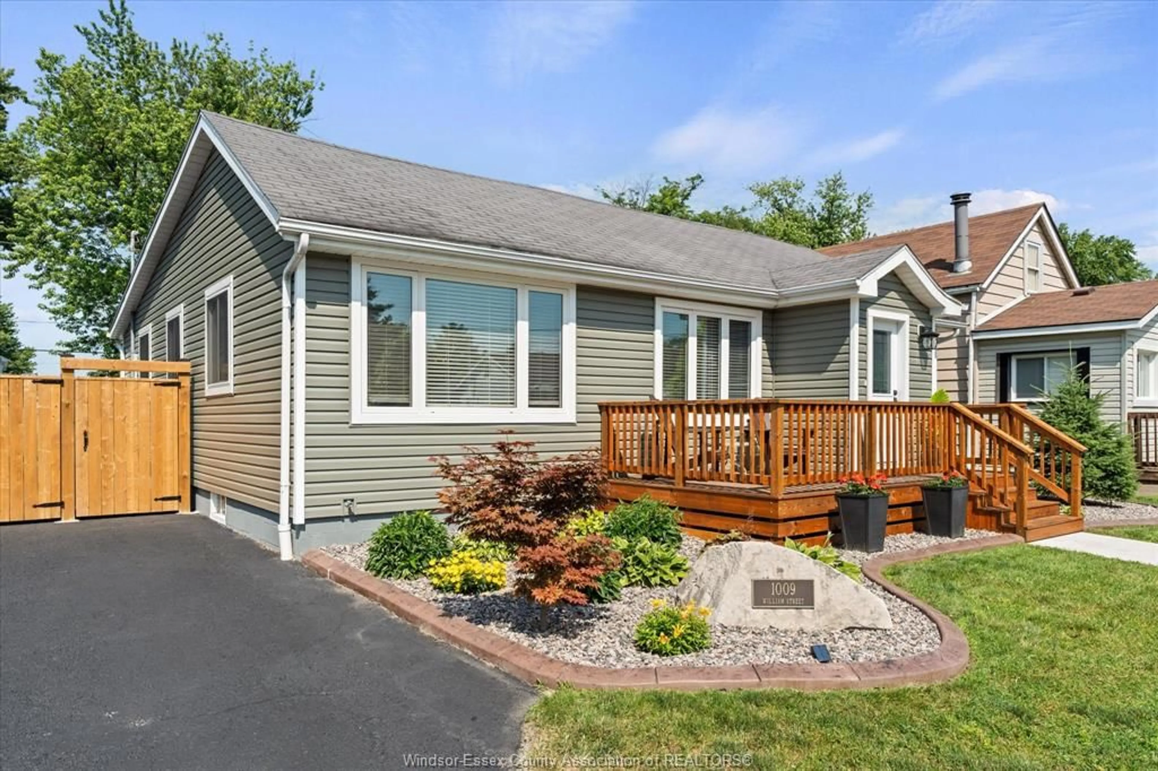 Home with vinyl exterior material, street for 1009 WILLIAM ST, Tecumseh Ontario N8N 2A5
