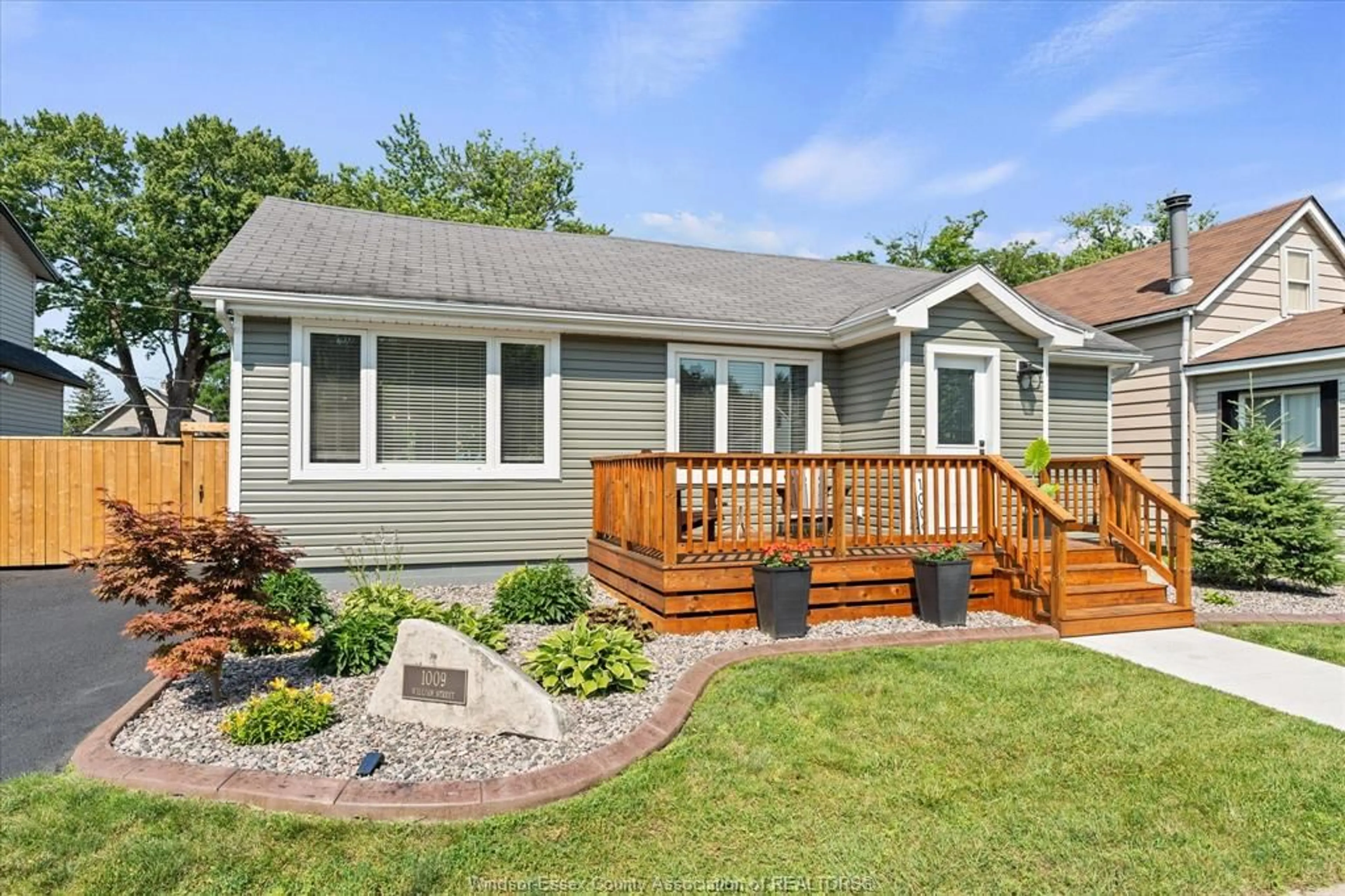 Home with vinyl exterior material, street for 1009 WILLIAM ST, Tecumseh Ontario N8N 2A5