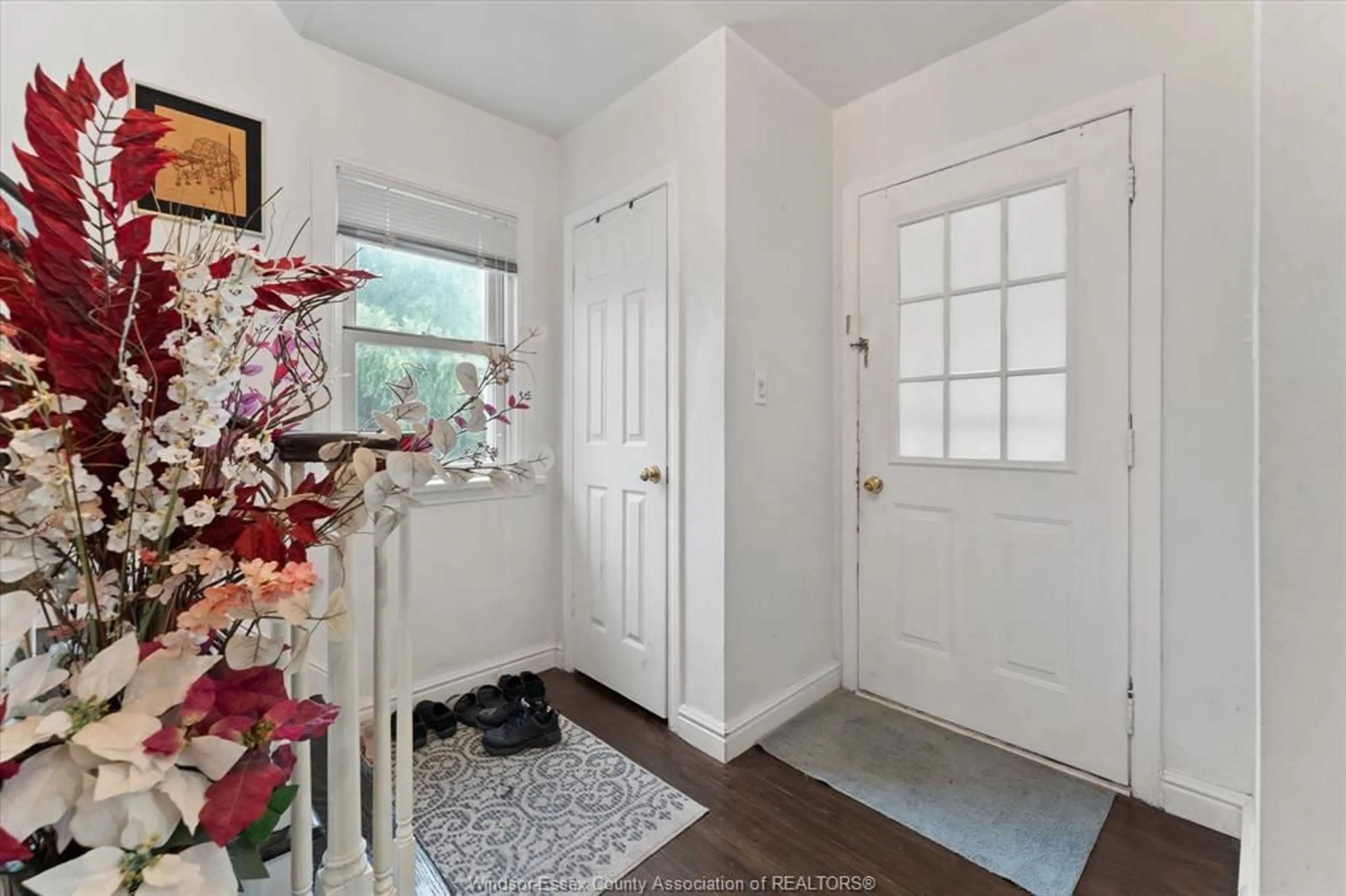Indoor entryway for 5188 WYANDOTTE ST St, Windsor Ontario N8S 1L2