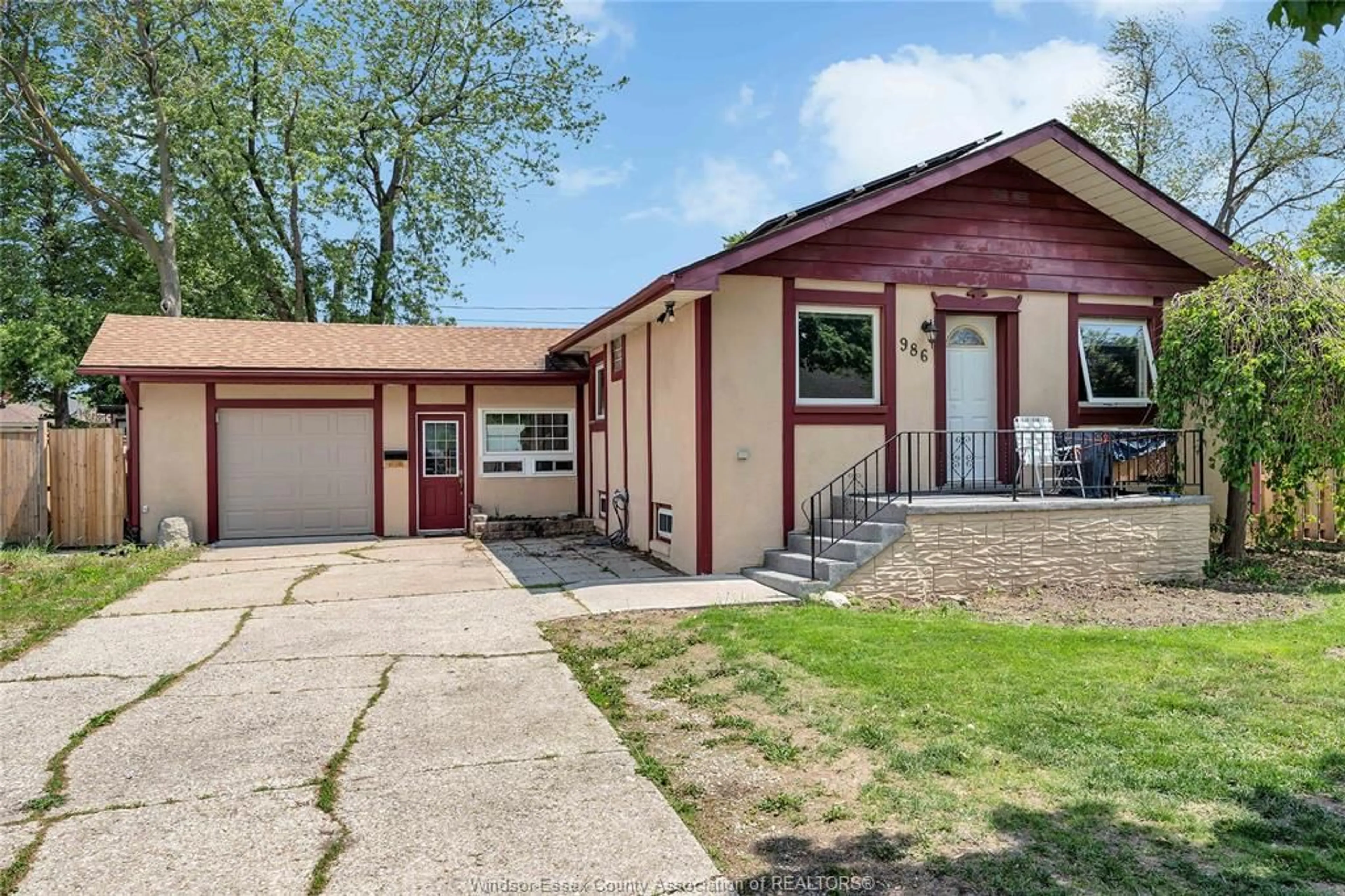 Home with vinyl exterior material, street for 986 EASTLAWN, Windsor Ontario N8S 3H9