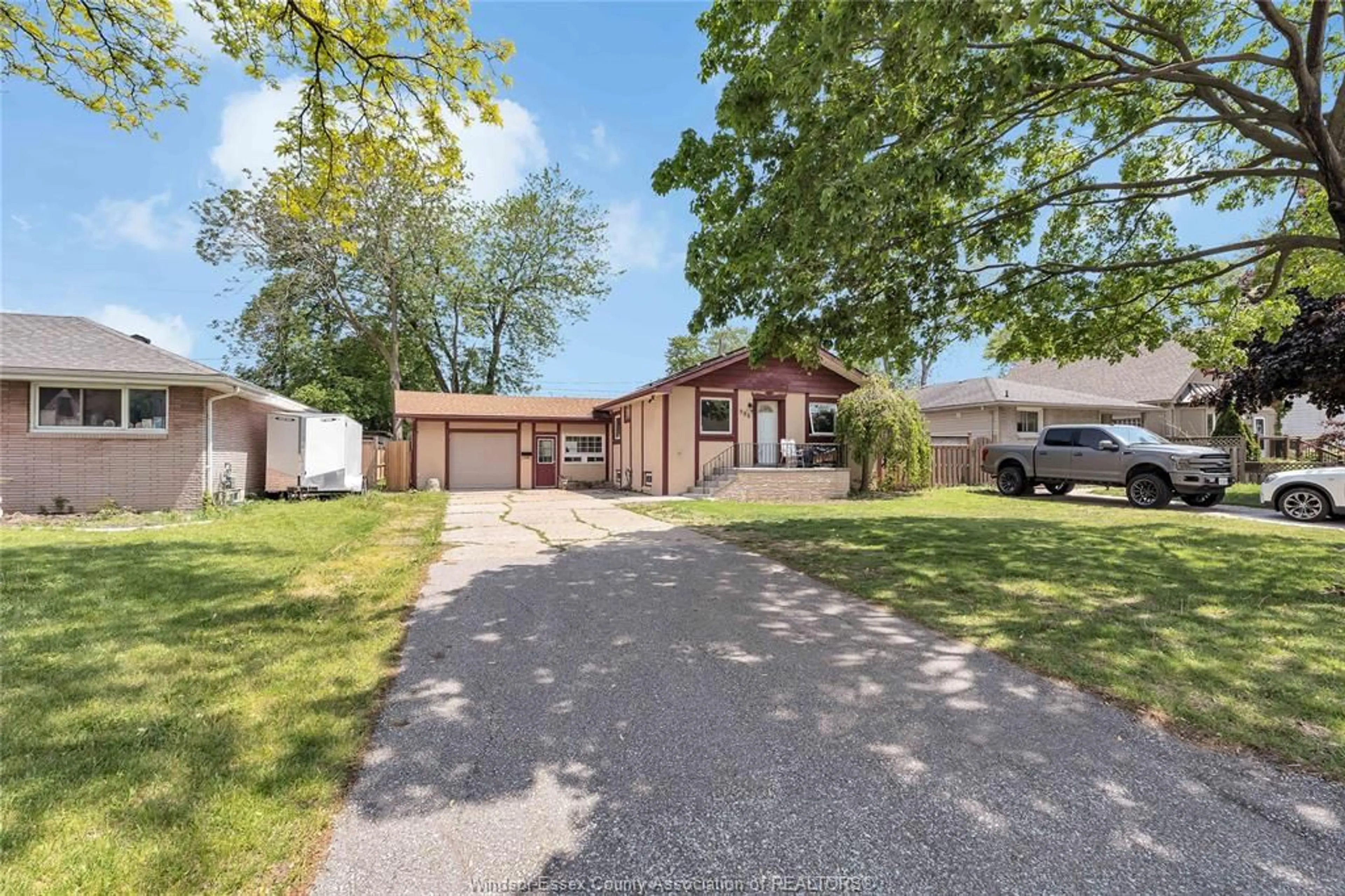 A pic from outside/outdoor area/front of a property/back of a property/a pic from drone, street for 986 EASTLAWN, Windsor Ontario N8S 3H9