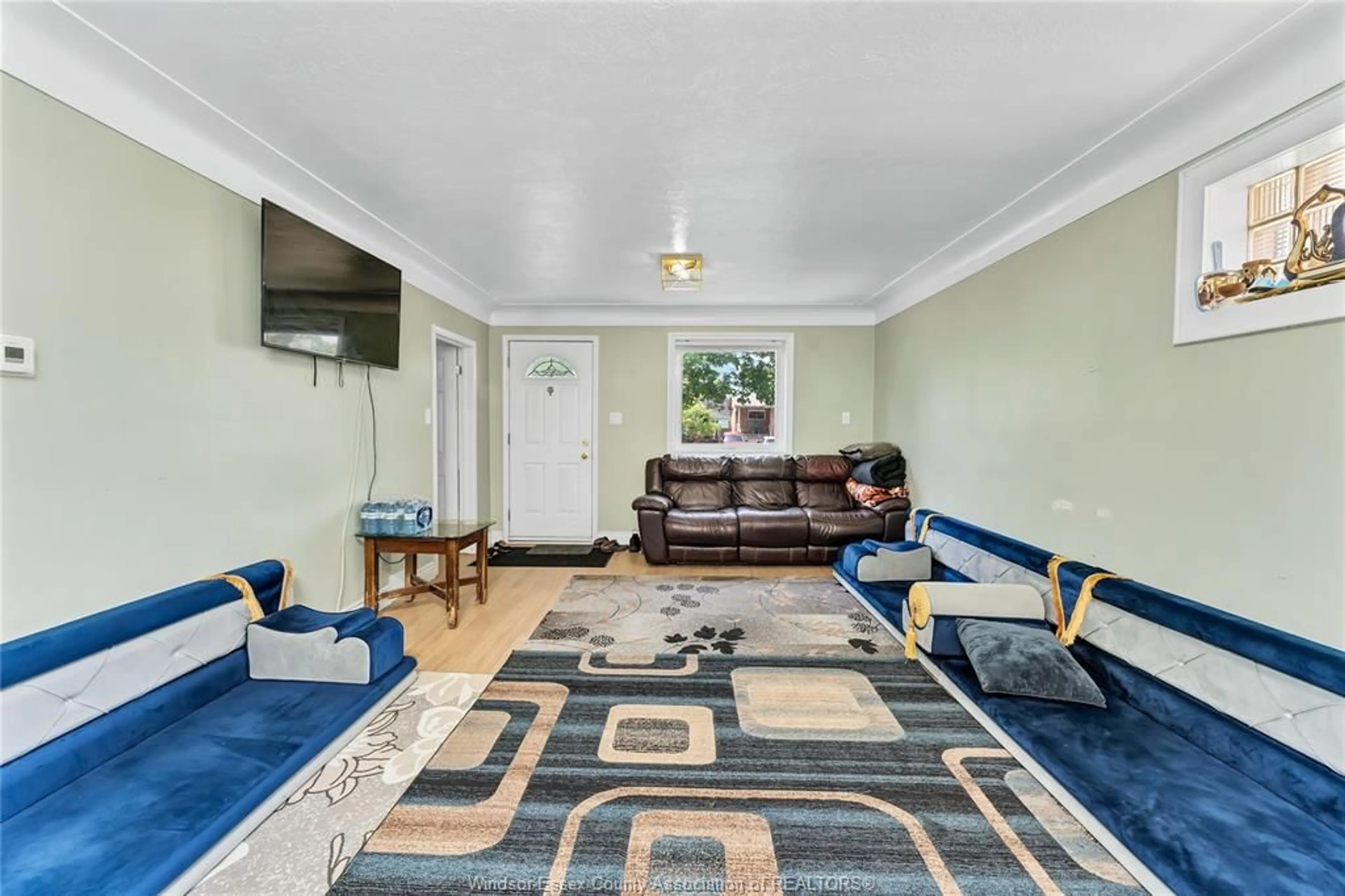 Living room with furniture, carpet floor for 986 EASTLAWN, Windsor Ontario N8S 3H9