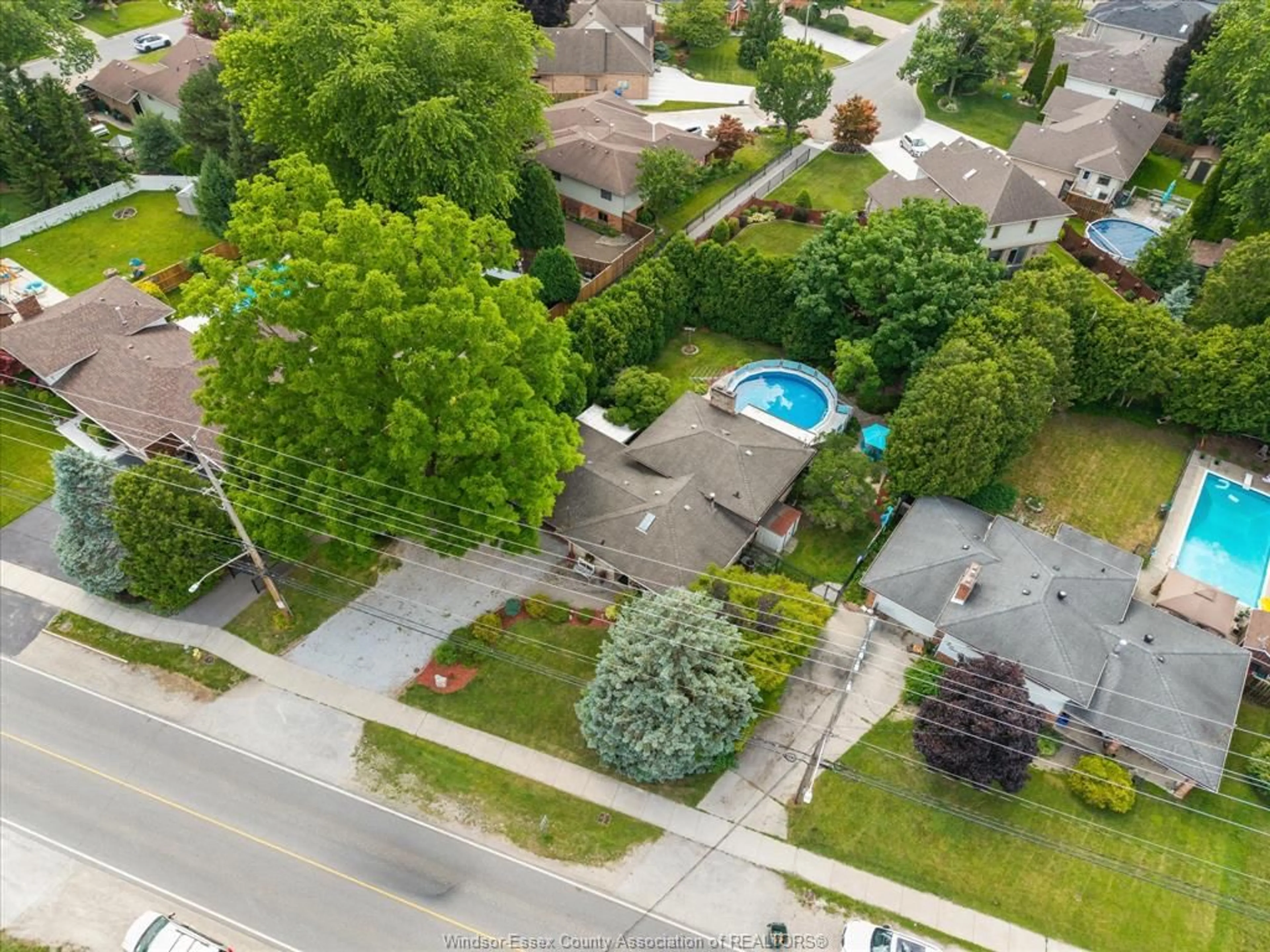 A pic from outside/outdoor area/front of a property/back of a property/a pic from drone, street for 6735 Matchett, LaSalle Ontario N9J 2L9