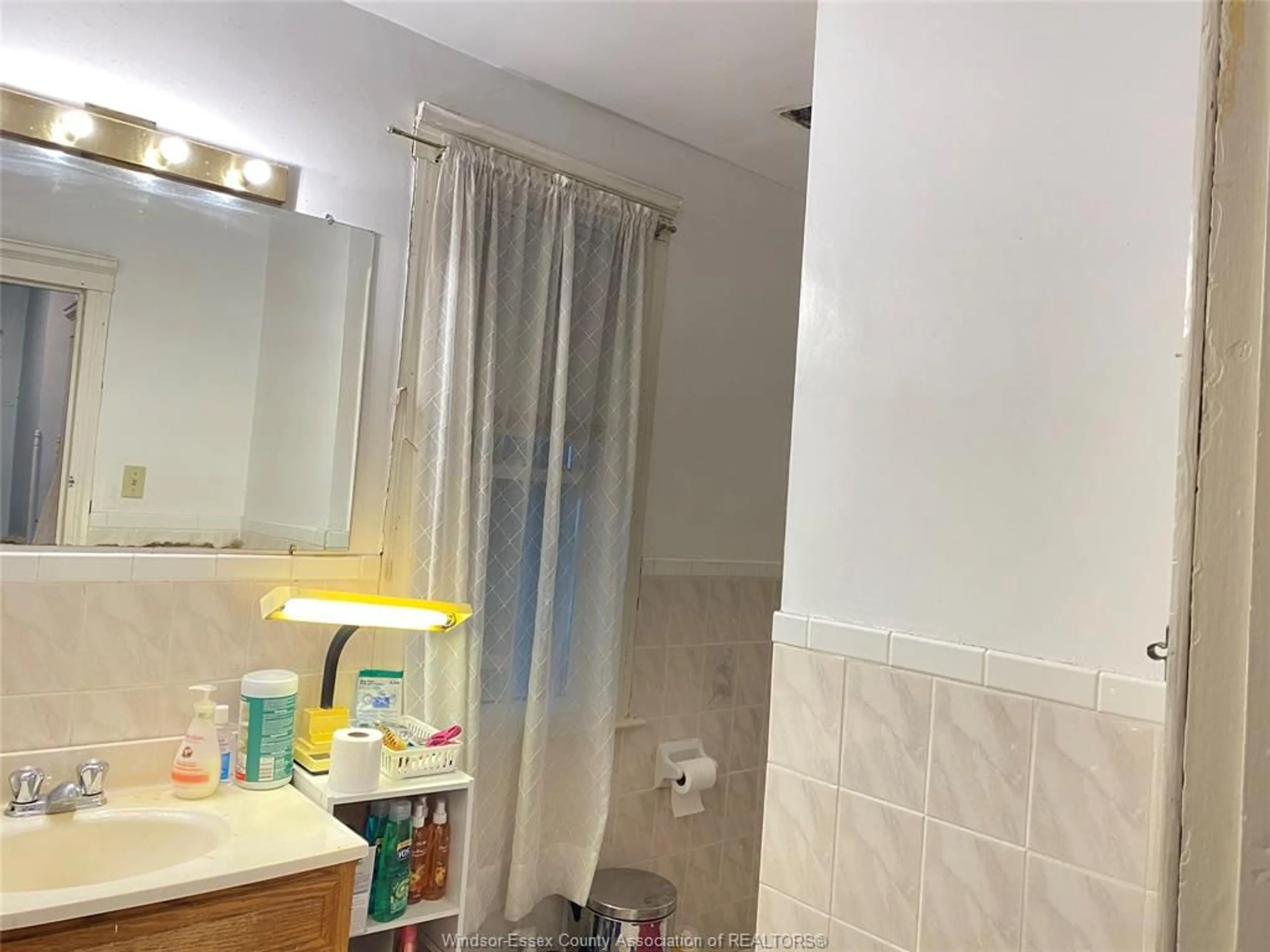 Standard bathroom, unknown for 876 DOUGALL Ave, Windsor Ontario N9A 4R1