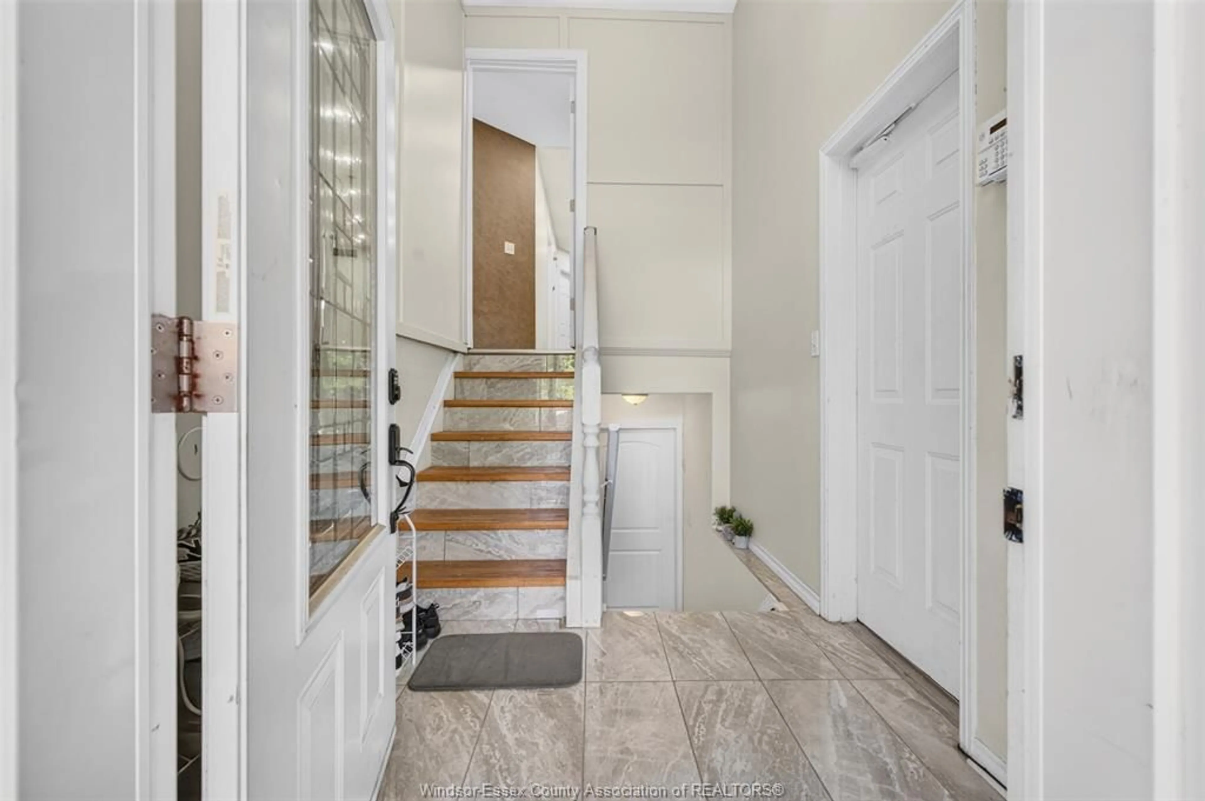 Indoor foyer for 2279 MCKAY, Windsor Ontario N9B 3W6